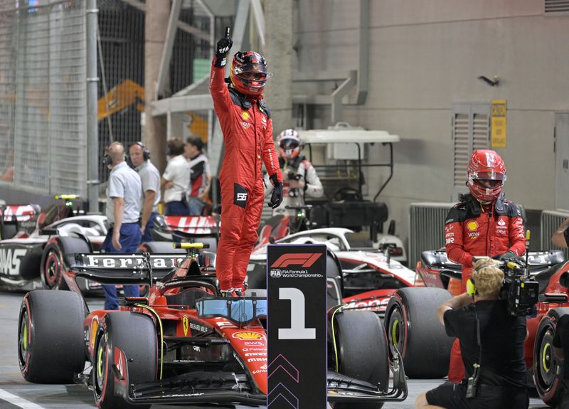 Carlos Sainz Jr. celebra la pole position en la clasificación al Gran Premio de Singapur (REUTERS/Caroline Chia)