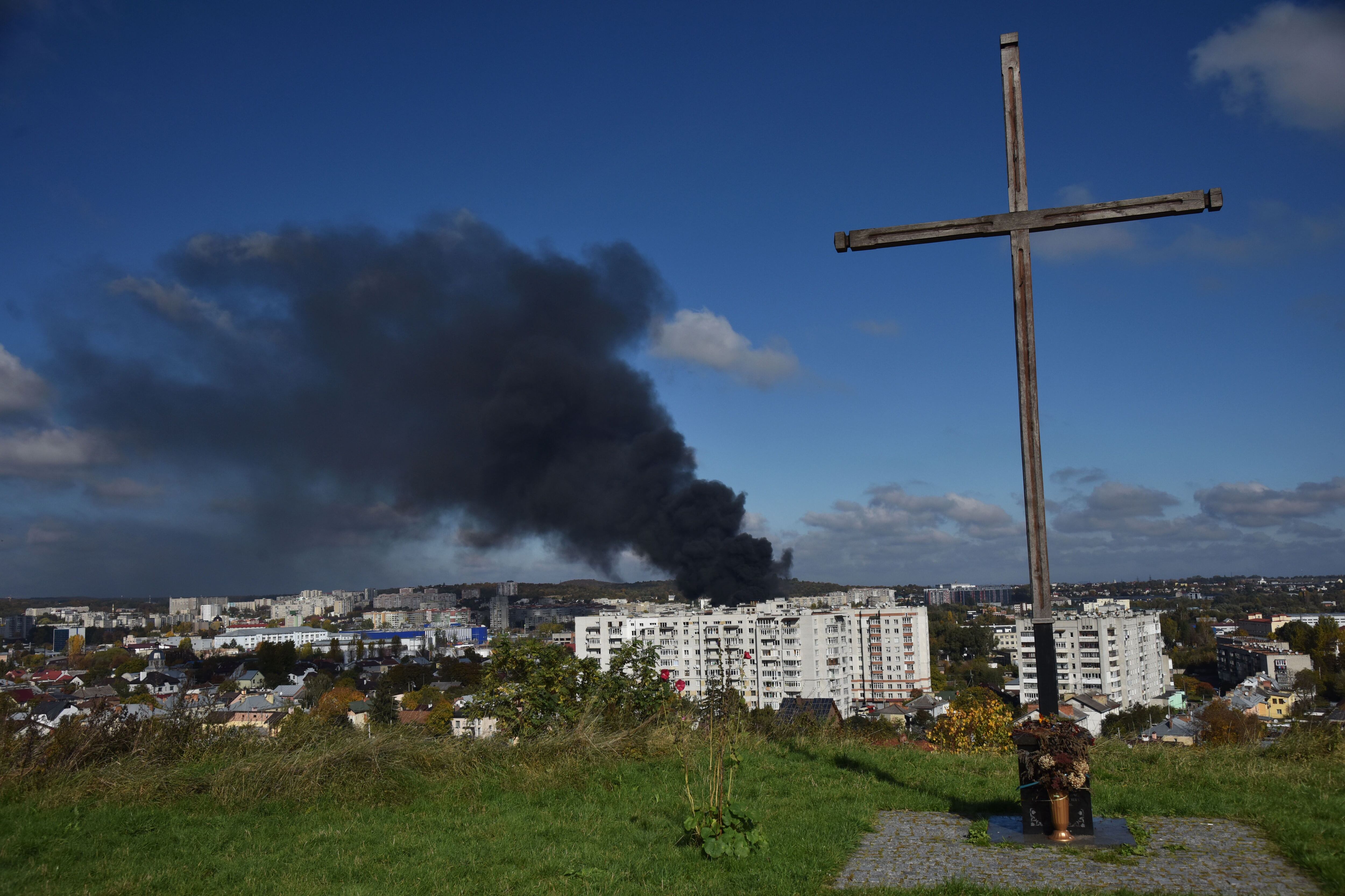 El humo se eleva por encima de los edificios tras el ataque con misiles rusos contra las infraestructuras críticas de Lviv (Foto: Pavlo Palamarchuk/ DPA)
