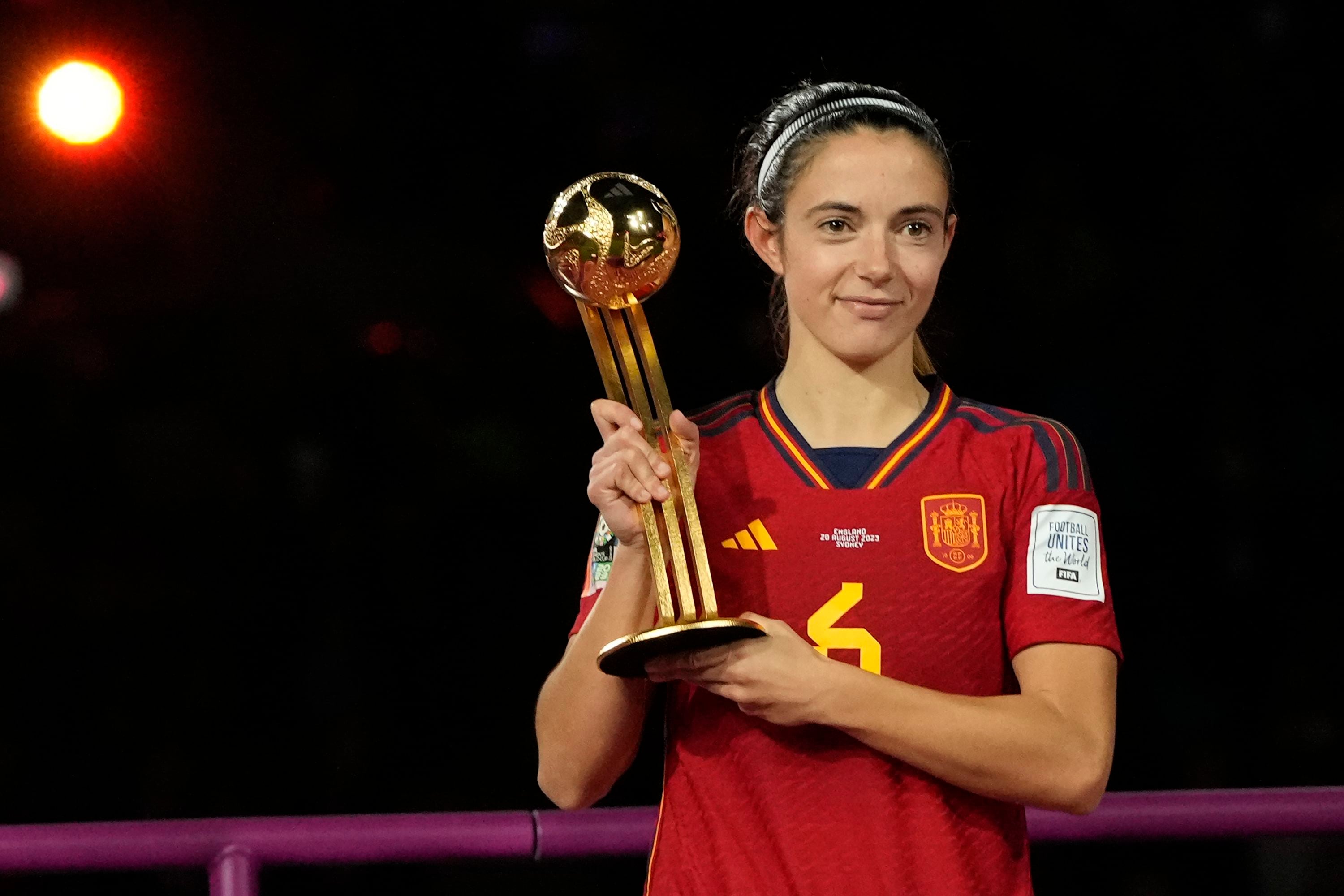 La española Aitana Bonmatí sostiene el trofeo de mejor jugadora del Mundial femenino (AP)