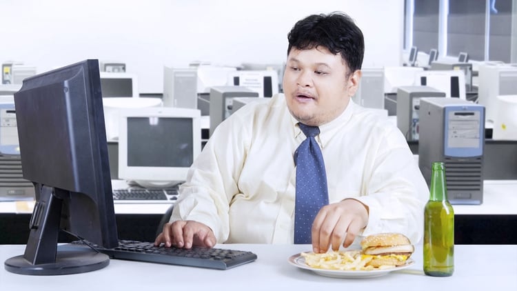 El comer sin hacer una pausa en el trabajo también lleva a consumir comidas rápidas y poco saludables (Shutterstock)