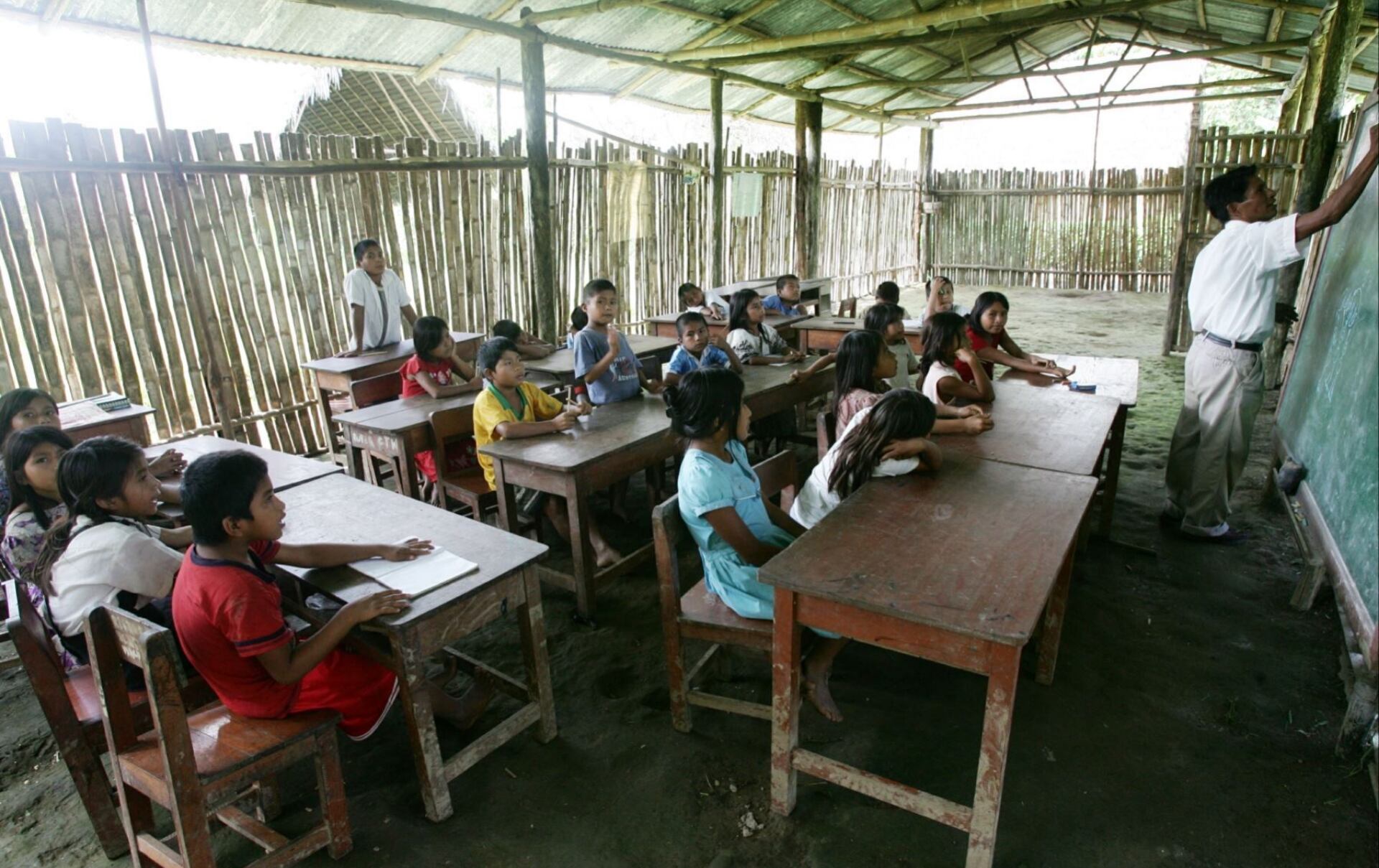 Docente brinda clases a niños de comunidad nativa de la Amazonía peruana.