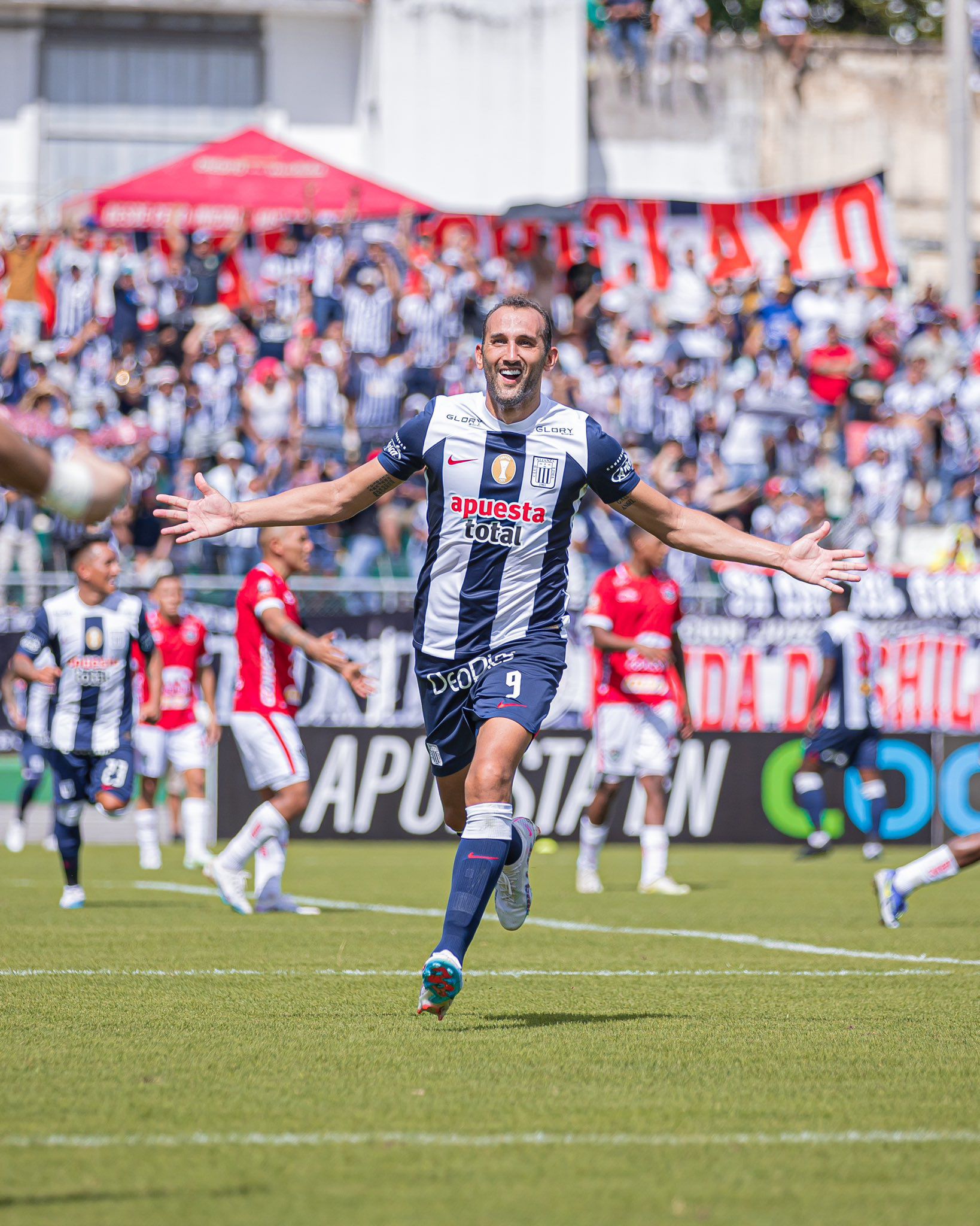 Hernán Barcos celebrating his goal in Alianza Lima vs Unión Comercio for League 1.