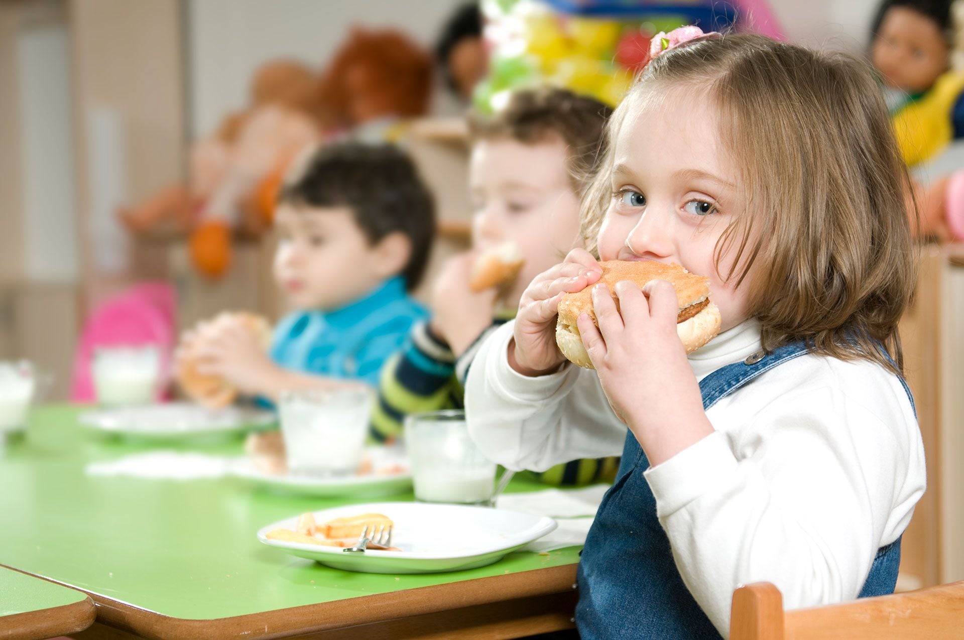 El síndrome urémico hemolítico afecta más a los niños. Es una enfermedad muy grave causada por una toxina de cepas de la bacteria Escherichia coli. Se contrae al consumir agua o alimentos contaminados y mal cocidos; en especial, la carne (Getty)