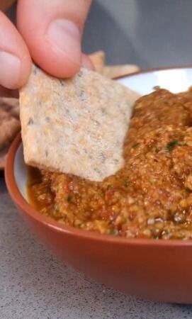 Víctor García no contempla ninguna receta sin especias, y aportó una de sus variadas pastas para picadas (El gordo cocina)