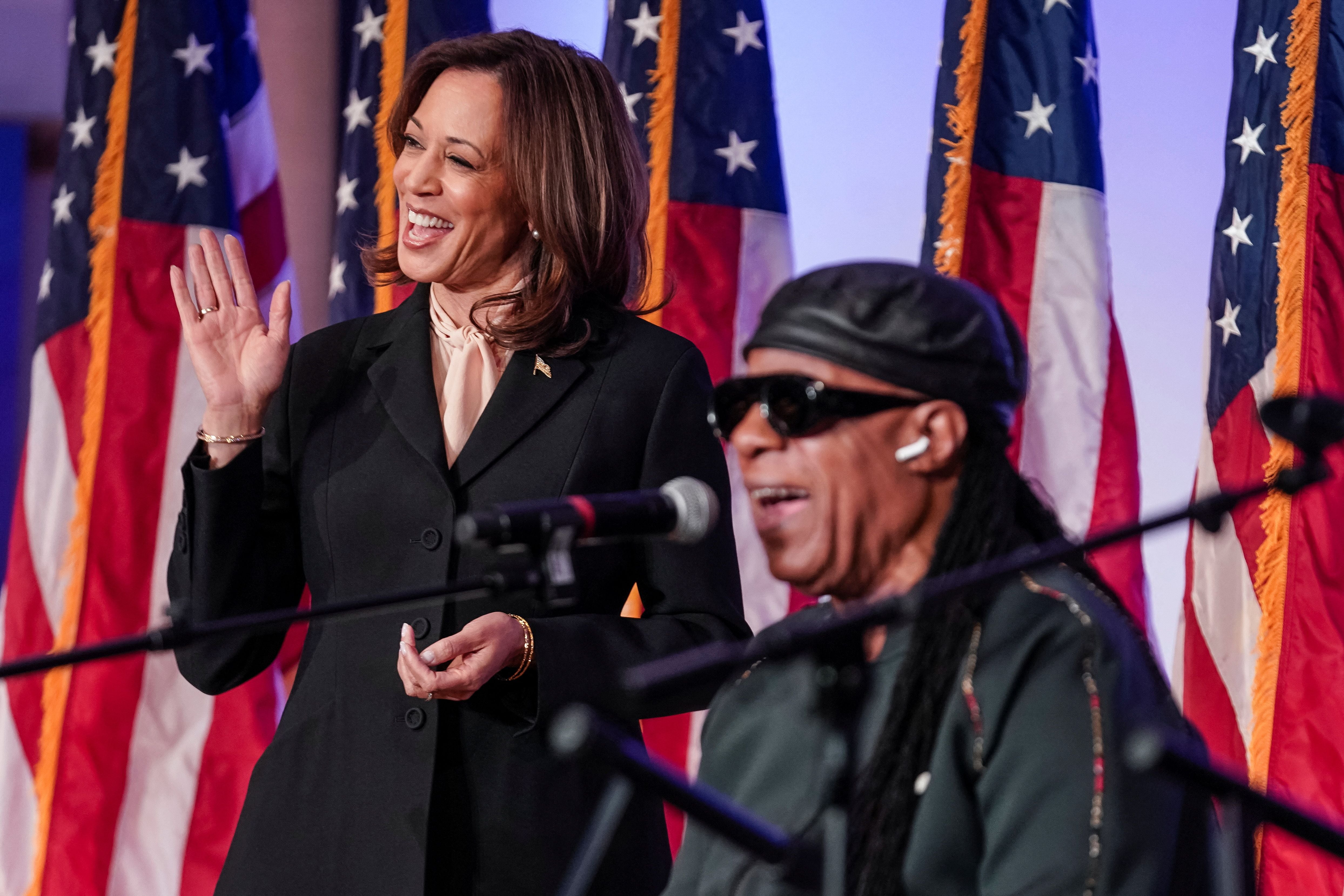 Kamala Harris compartió un acto de campaña en Georgia con Stevie Wonder (REUTERS/Elijah Nouvelage)