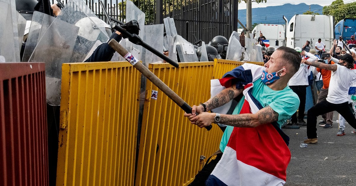 Tensión en Costa Rica: enfrentamiento entre policías y manifestantes que se movilizaron para rechazar el acuerdo con el FMI