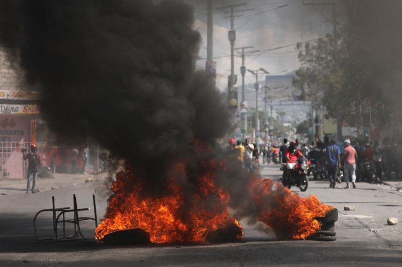 Una barricada en llamas instalada durante una protesta contra el gobierno del primer ministro Ariel Henry y la inseguridad, en Puerto Príncipe, días antes del asalto a la Penitenciaría Nacional de la capital (REUTERS/Ralph Tedy Erol)