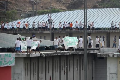 Presos protestan en la Cárcel Regional de Guayaquil, en una fotografía de archivo (EFE/Jonathan Miranda)
