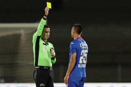 Fútbol Fútbol - Liga MX - Semifinales - Pumas UNAM v Cruz Azul - Estadio Olimpico, Ciudad de México, México - 6 de diciembre de 2020 Roberto Alvarado de Cruz Azul recibe una tarjeta amarilla por el árbitro César Arturo Ramos REUTERS / Henry Romero