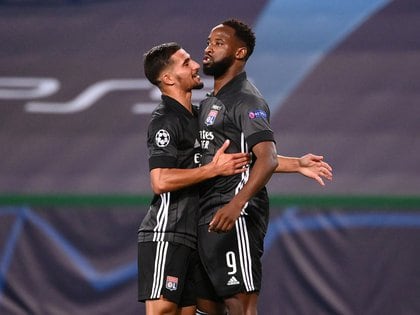 Moussa Dembelé marcó un 'doblete' para darle la victoria al Olympique Lyon ante Manchester City (REUTERS)