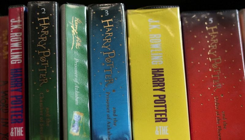 J.K. Rowling eliminó personajes y tramas durante la creación de Harry Potter (REUTERS/Phil Noble)