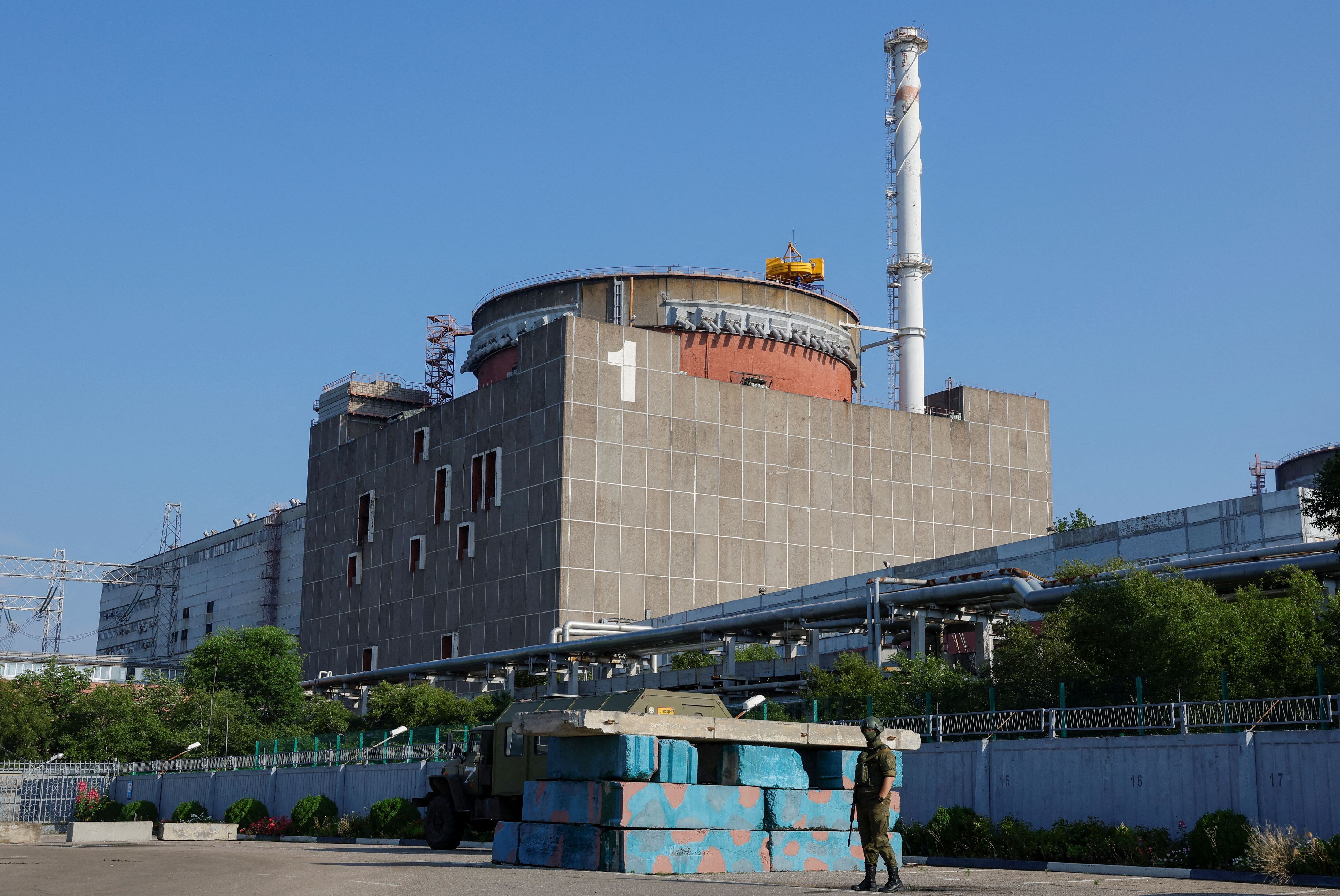 Un miembro del servicio ruso monta guardia en un puesto de control cerca de la central nuclear de Zaporizhzhia, a las afueras de Enerhodar, en la región de Zaporizhzhia, Ucrania controlada por Rusia, 15 de junio de 2023. REUTERS/Alexander Ermochenko/Archivo 