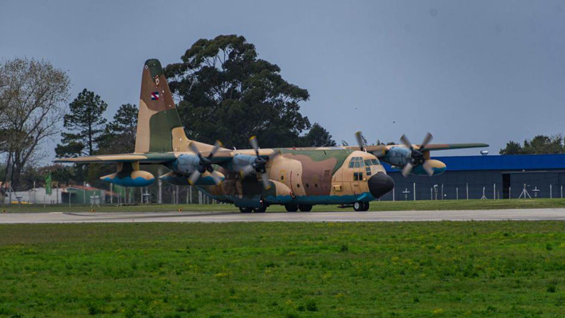 El avión Hércules de la Fuerza Aérea Uruguaya llega a Madrid, previo a su viaje hasta Tel Aviv (Ministerio de Defensa Nacional)