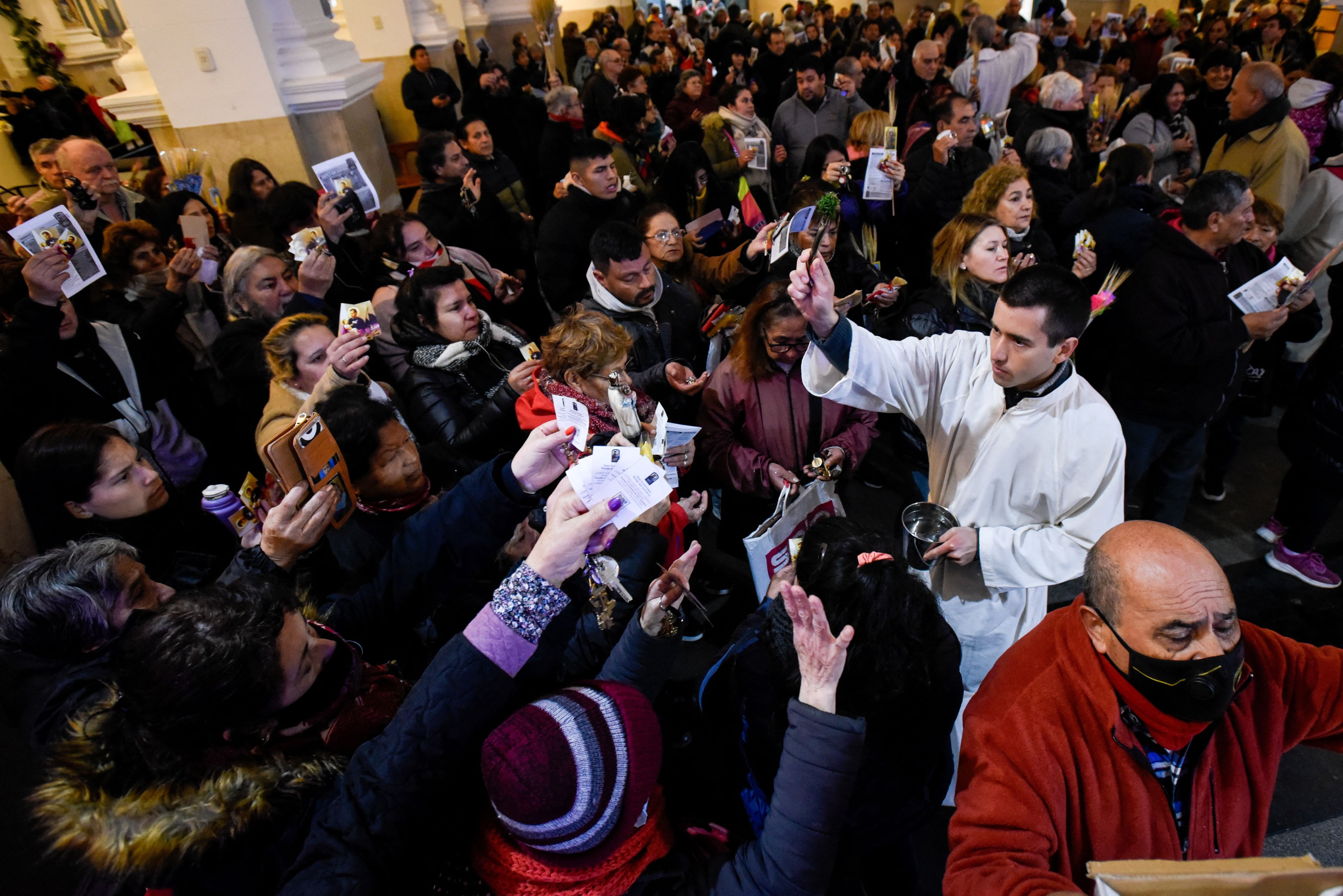 Los fieles se acercaron al santuario de San Cayetano para recibir la bendición