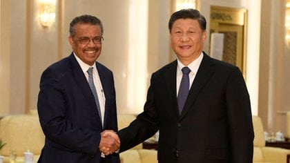 Tedros Adhanom, director general de la Organización Mundial de la Salud estrecha la mano de Xi jinping antes de una reunión en el Gran Salón del Pueblo en Beijing, China, el 28 de enero de 2020. Allí hablaron sobre el brote de coronavirus que pondría en jaque al mundo en cuestión de meses (Reuters)