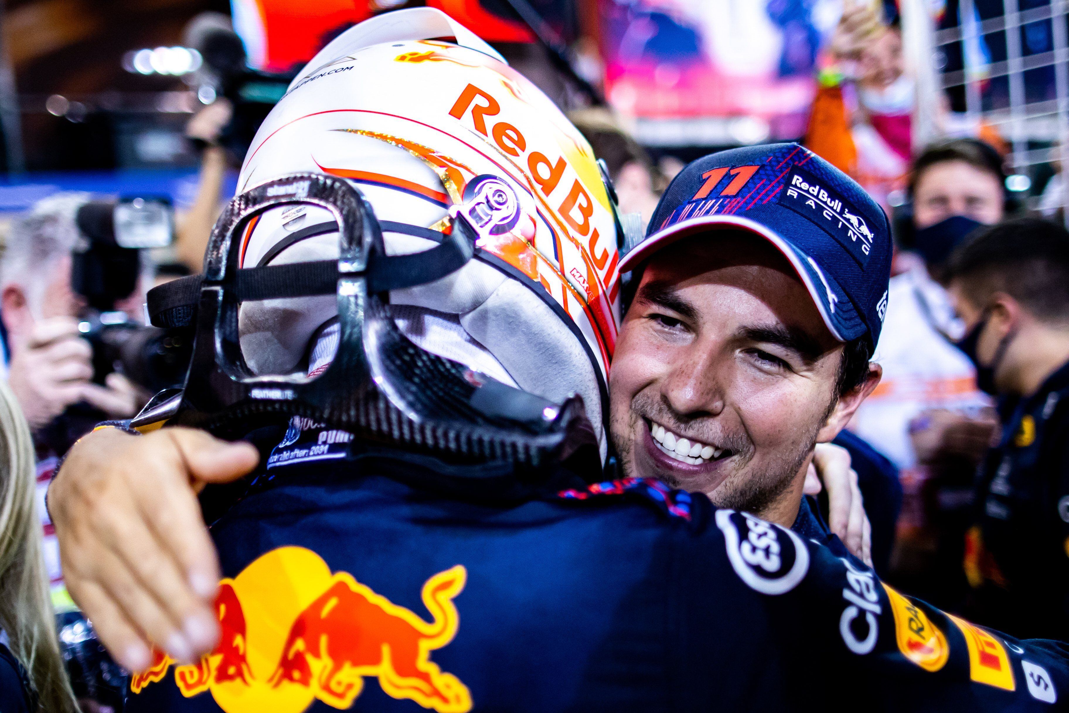 Checo Pérez celebrando con Max Verstappen tras el final de la carrera de Abu Dhabi, en la que el holandés se coronó como mejor piloto de la F1. (Foto: twitter/@redbullracing)