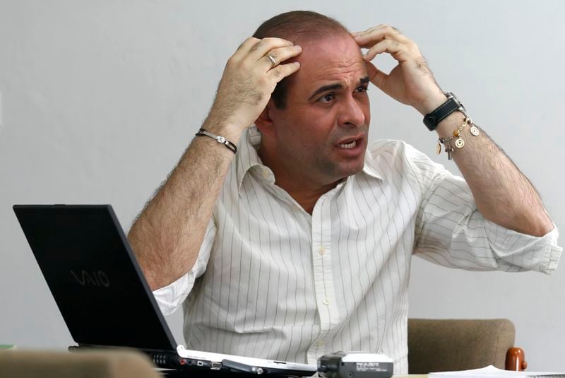 Foto de archivo. Salvatore Mancuso, líder paramilitar colombiano desmovilizado, gesticula durante una entrevista con Reuters en Itagüí, Colombia, 13 de agosto,  2007. REUTERS/Fredy Amariles