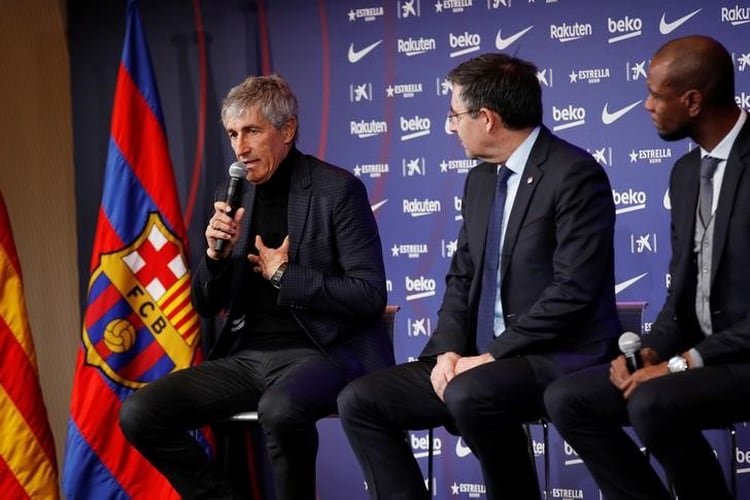 Josep Maria Bartomeu, presidente del FC Barcelona, y Eric Abidal, director deportivo, presentan al nuevo entrenador del club, Quique Setién, durante una conferencia de prensa. 14 de enero de 2020. REUTERS/Albert Gea.