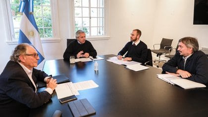 El presidente Alberto Fernandez, en una reunión con el presidente del bloque del Frente de Todos en Diputados, Máximo Kirchner; el presidente de la comisión de Presupuesto, Carlos Heller; y el ministro de Economia, Martín Guzmán. Durante el encuentro, analizaron el proyecto de impuesto a las grandes fortunas. 