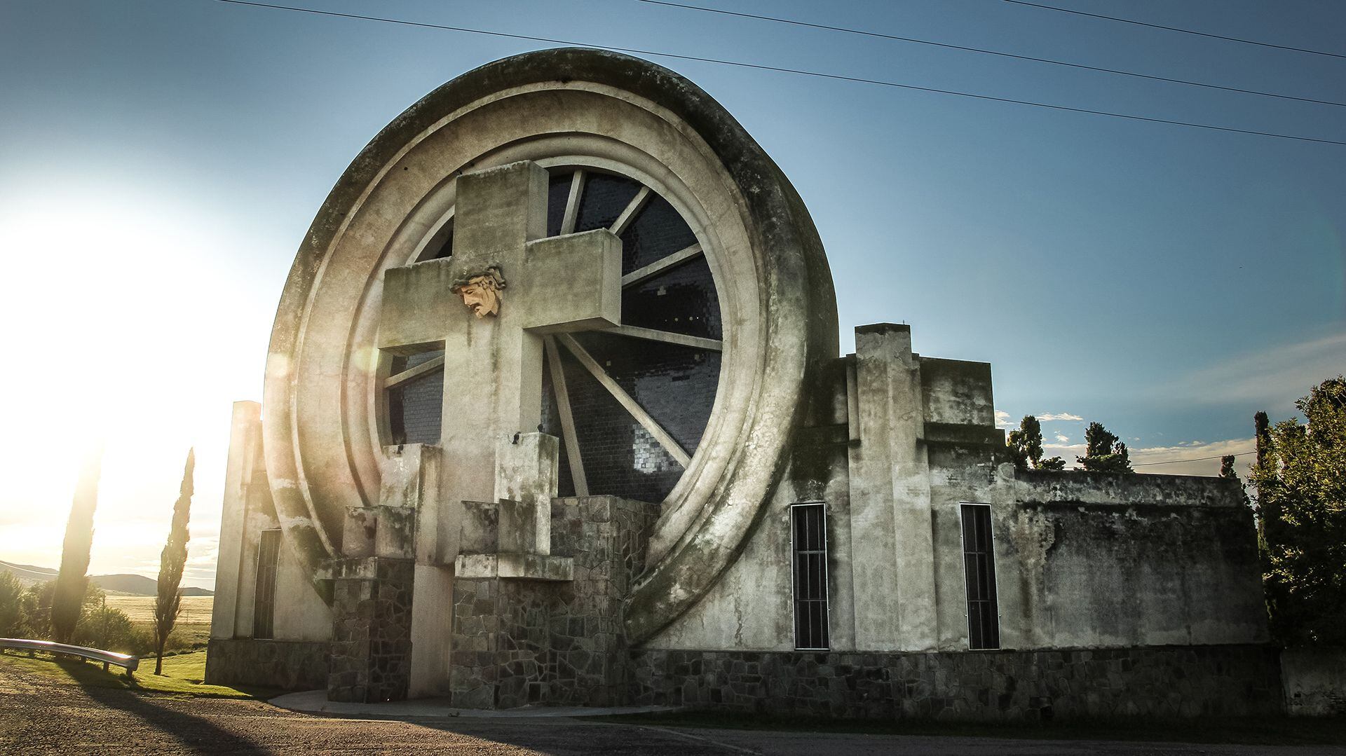 El Cementerio de Saldungaray fue diseñado por el arquitecto Francisco Salamone en la década de 1930