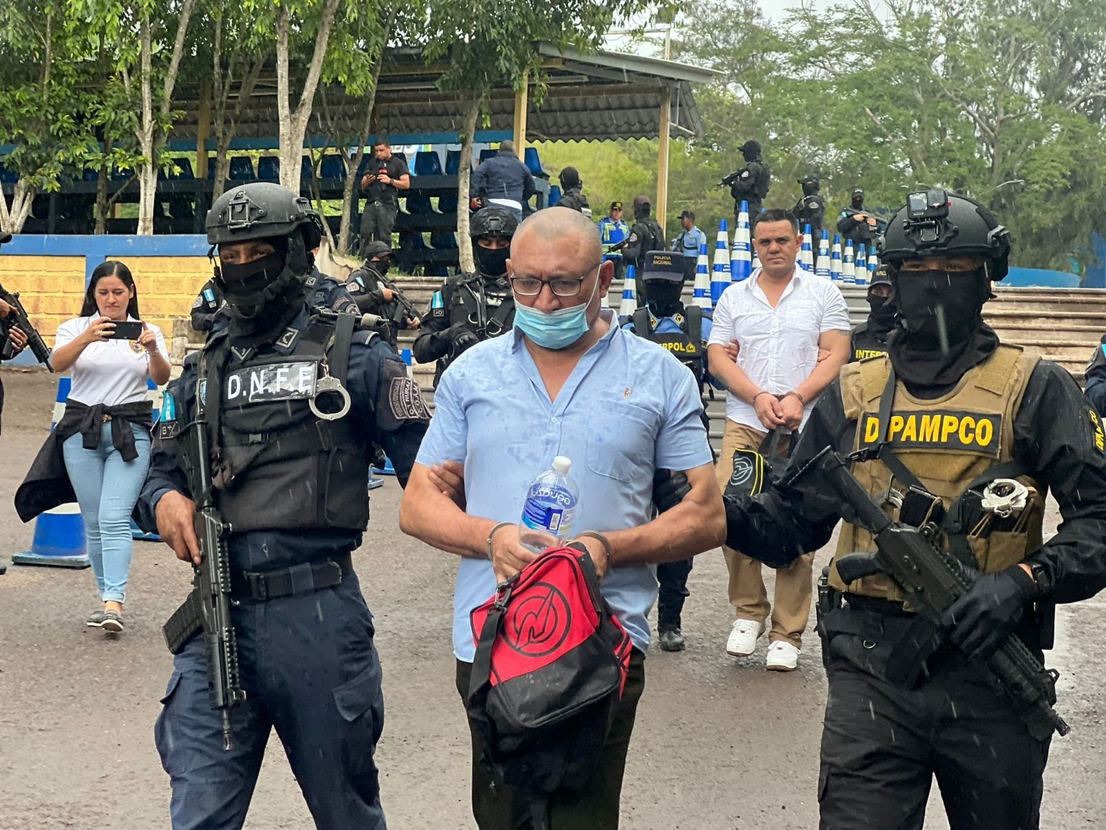 El líder de la MS13, David Elías Campbell Licona, alias Viejo Dan, escoltado por agentes hondureños que lo capturaron en la frontera con Nicaragua