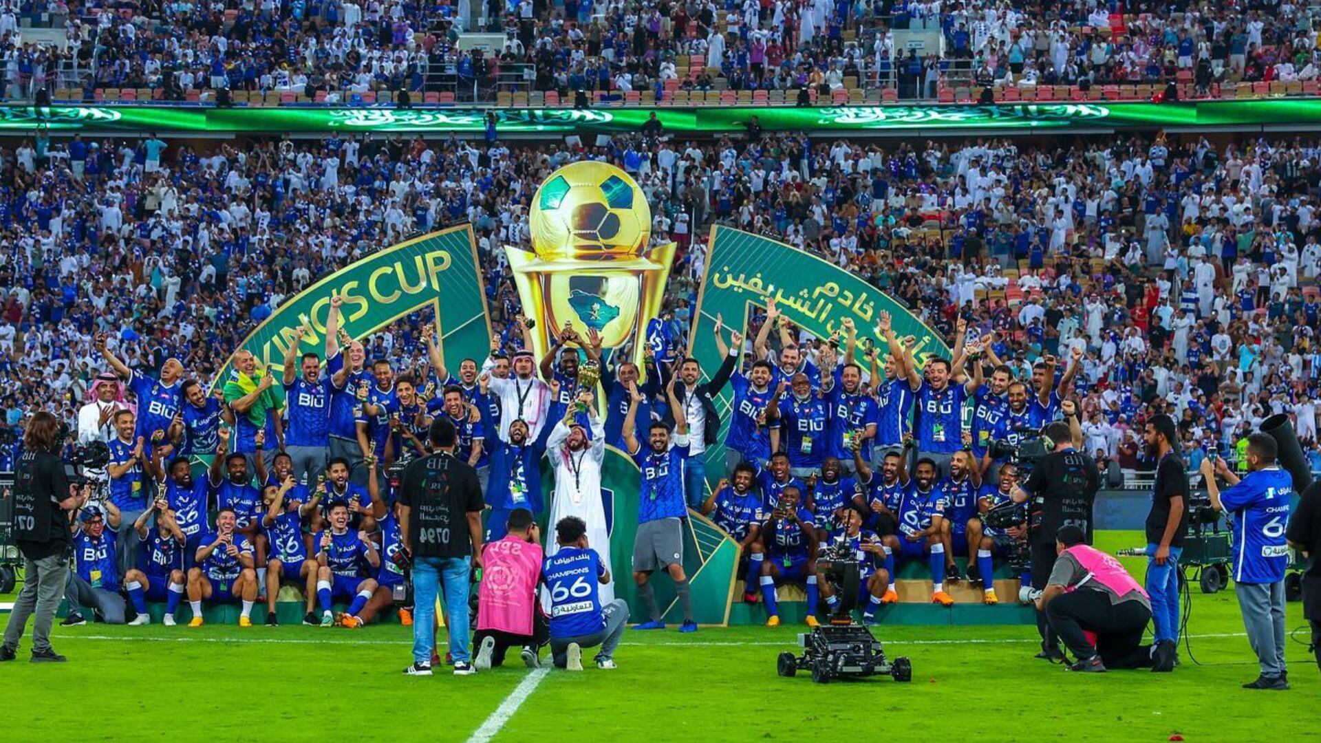 Plantel de Al Hilal celebra la consecución de la King Cup 2023. (Al Hilal)