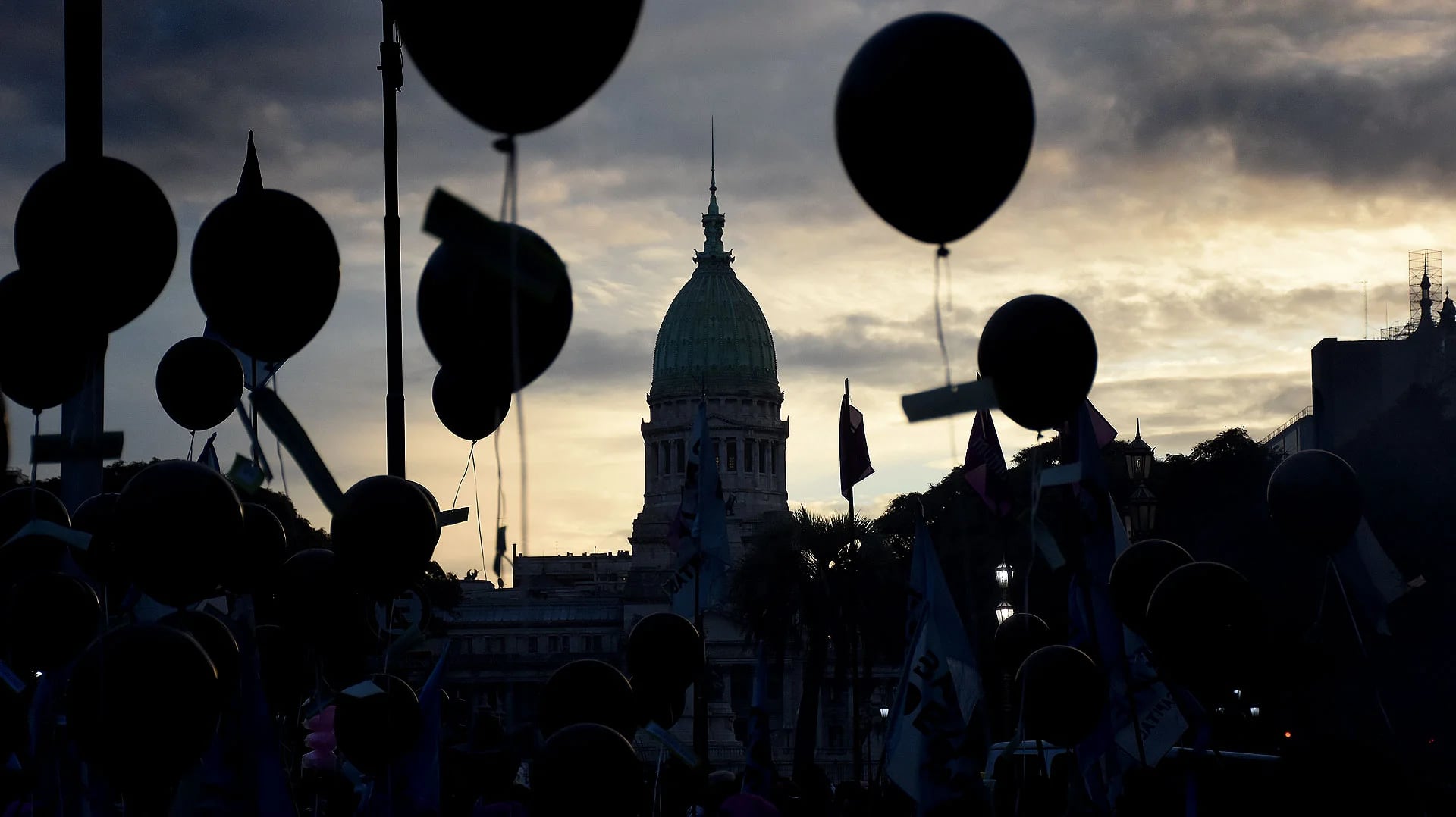 La gente comenzó a llegar, a las 17 horas, a la Plaza Congreso y a partir de las 18 se arrancó la marcha en dirección a la Plaza de Mayo (Nicolás Stulberg)