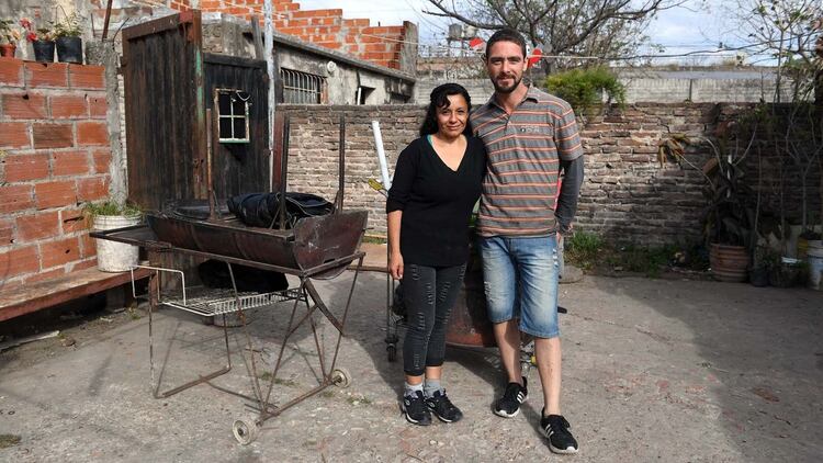 Analía Fernández tiene 46 años y 8 hijos. Diego Almada tiene 38 y una hija. Se enamoraron a primera vista y luchan juntos por sacar adelante su gran familia (Maximiliano Luna)