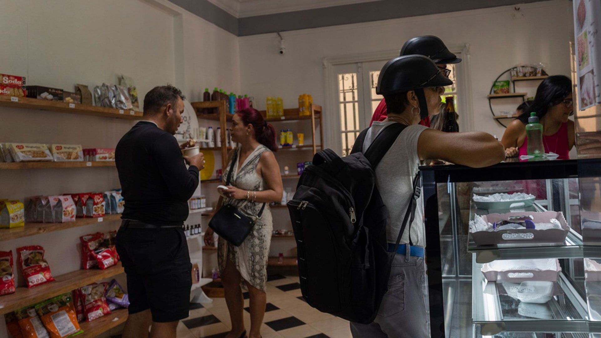 Tiendas privadas de alimentos ofrecen tesoros poco accesibles, y caros, en una Cuba desabastecida