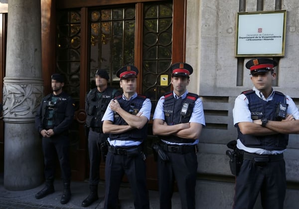 Agentes de la Guardia Civil y de los Mossos d’Esquadra (EFE)