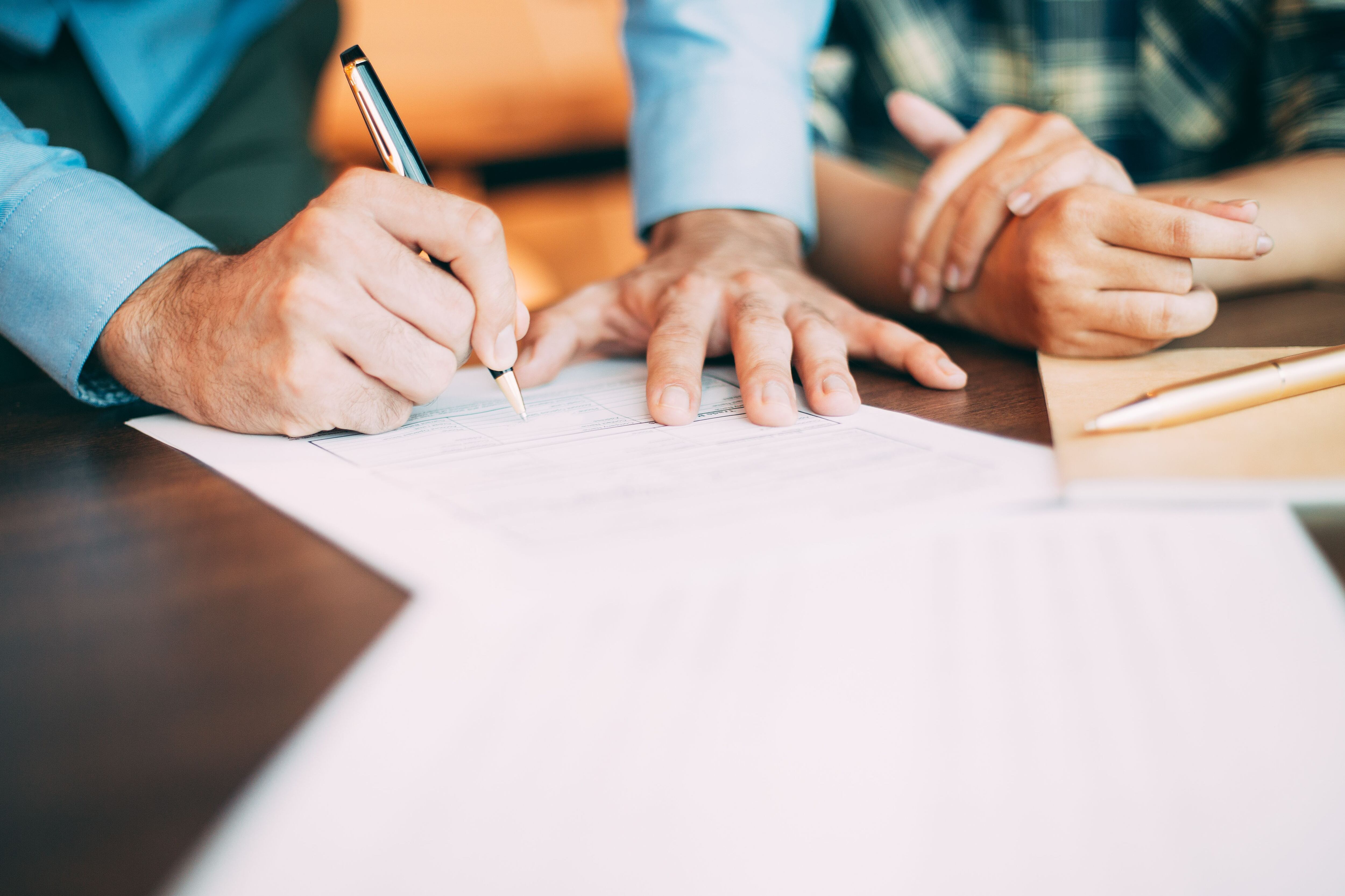 Hombre firmando un testamento (Freepik)