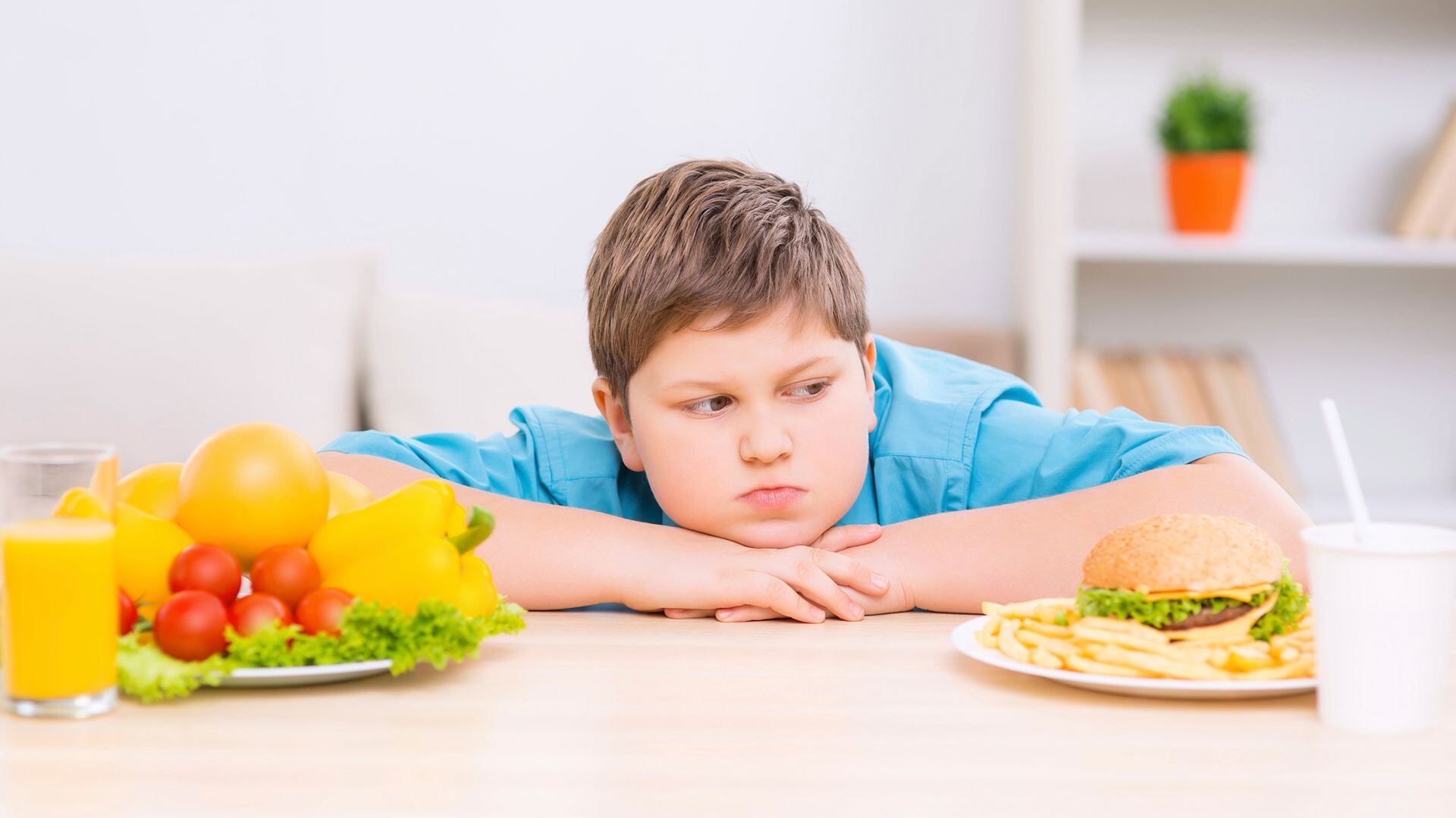 Un tratamiento integral de obesidad incluye soporte de nutricionistas, psicólogos y actividad física, clave para el éxito a largo plazo (iStock)