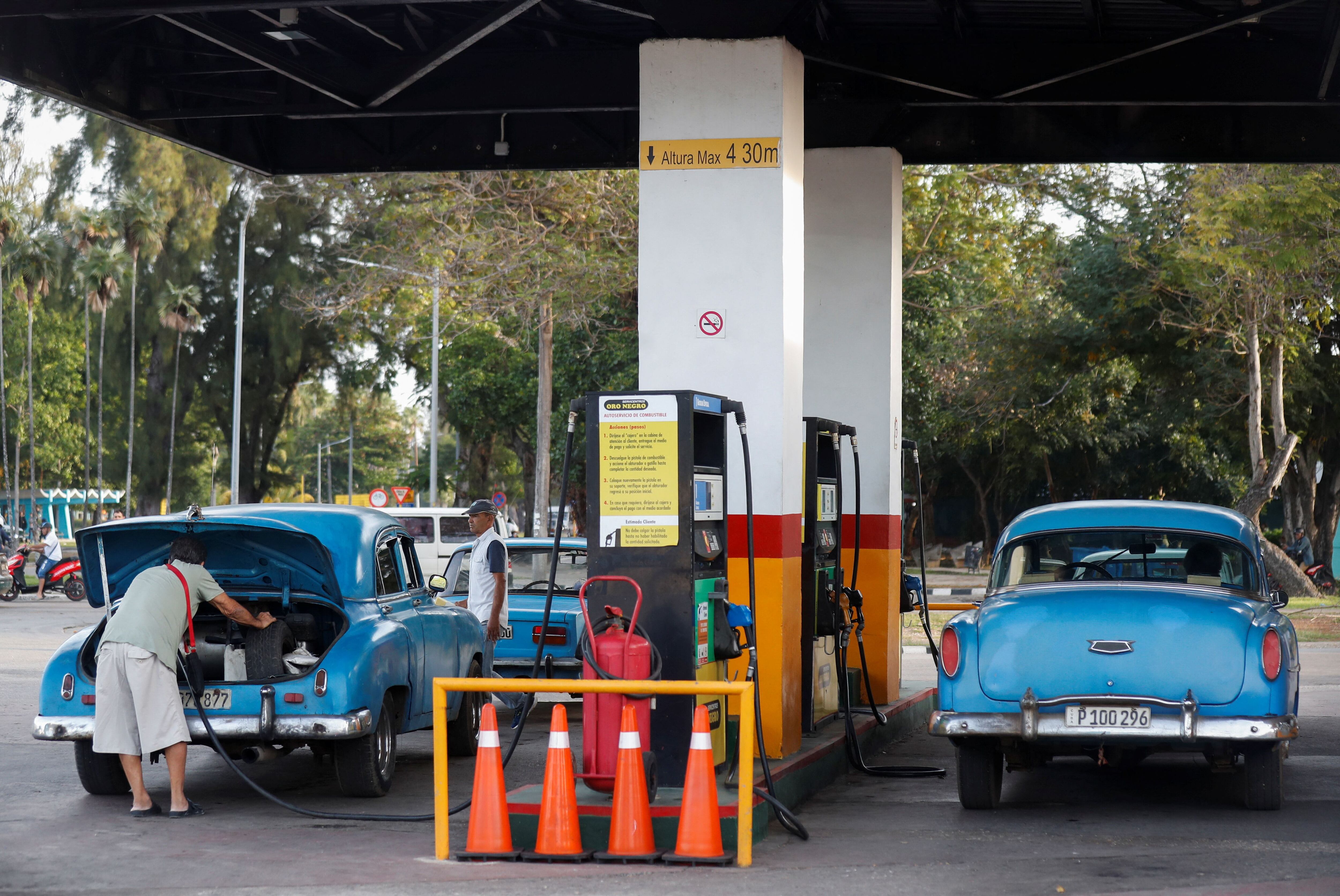 Cubanos cargan combustible en La Habana (REUTERS/Yander Zamora)