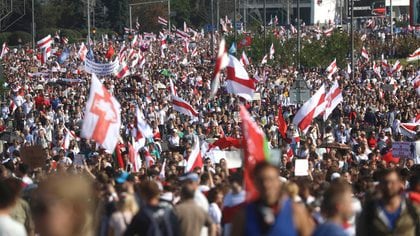Los manifestantes con las antiguas banderas de Bielorrusia. (AP Photo)