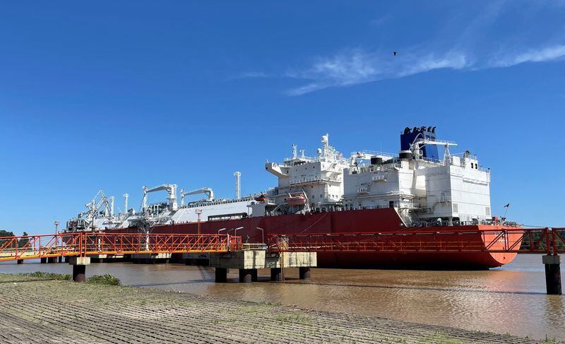 La imagen del barco regasificador de la empresa Excelerate Energy en el puerto de Escobar que esperó la descarga del buque de Petrobras (Foto Reuters) 