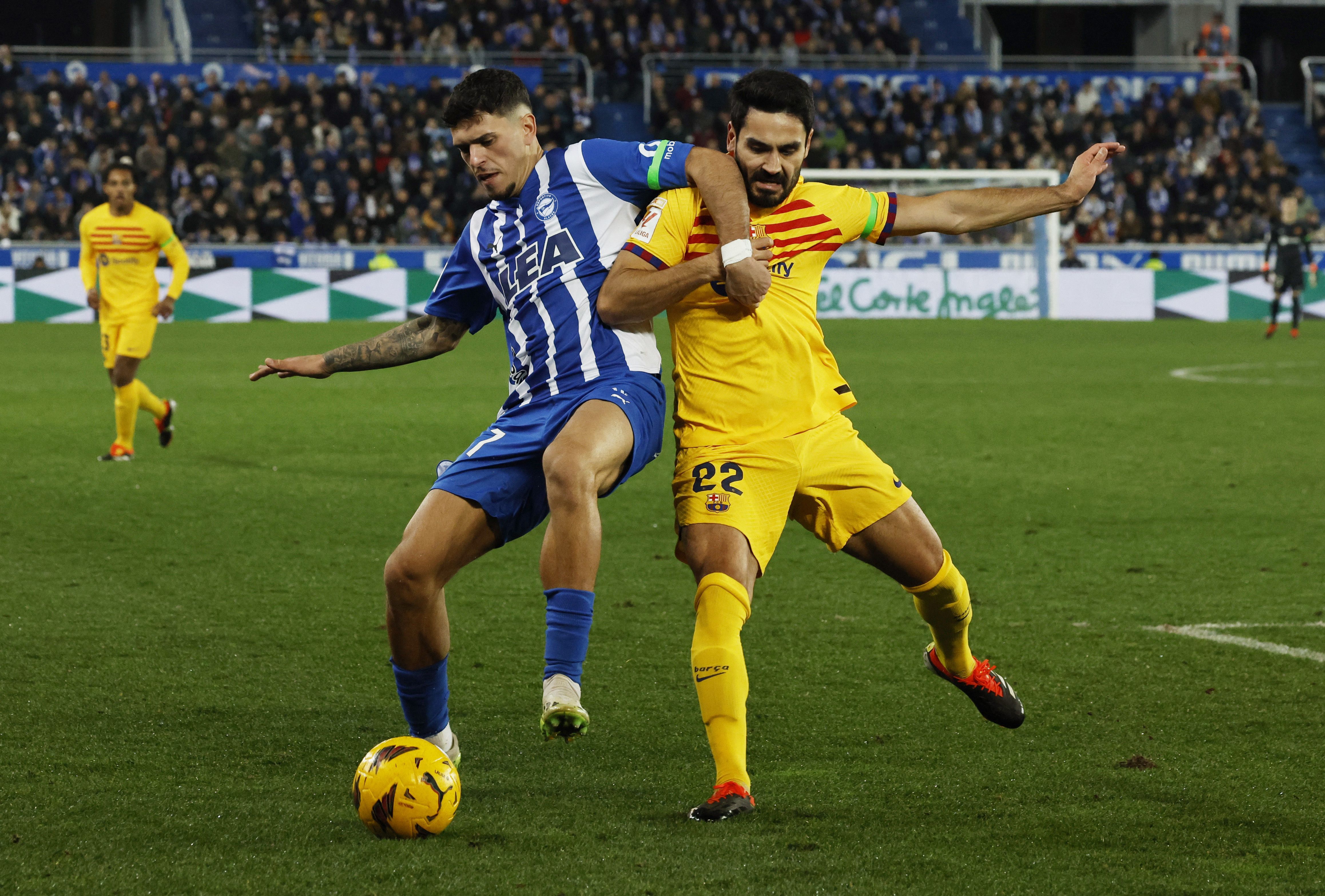 Gündogan y Marín disputan el balón (REUTERS/Vincent West)