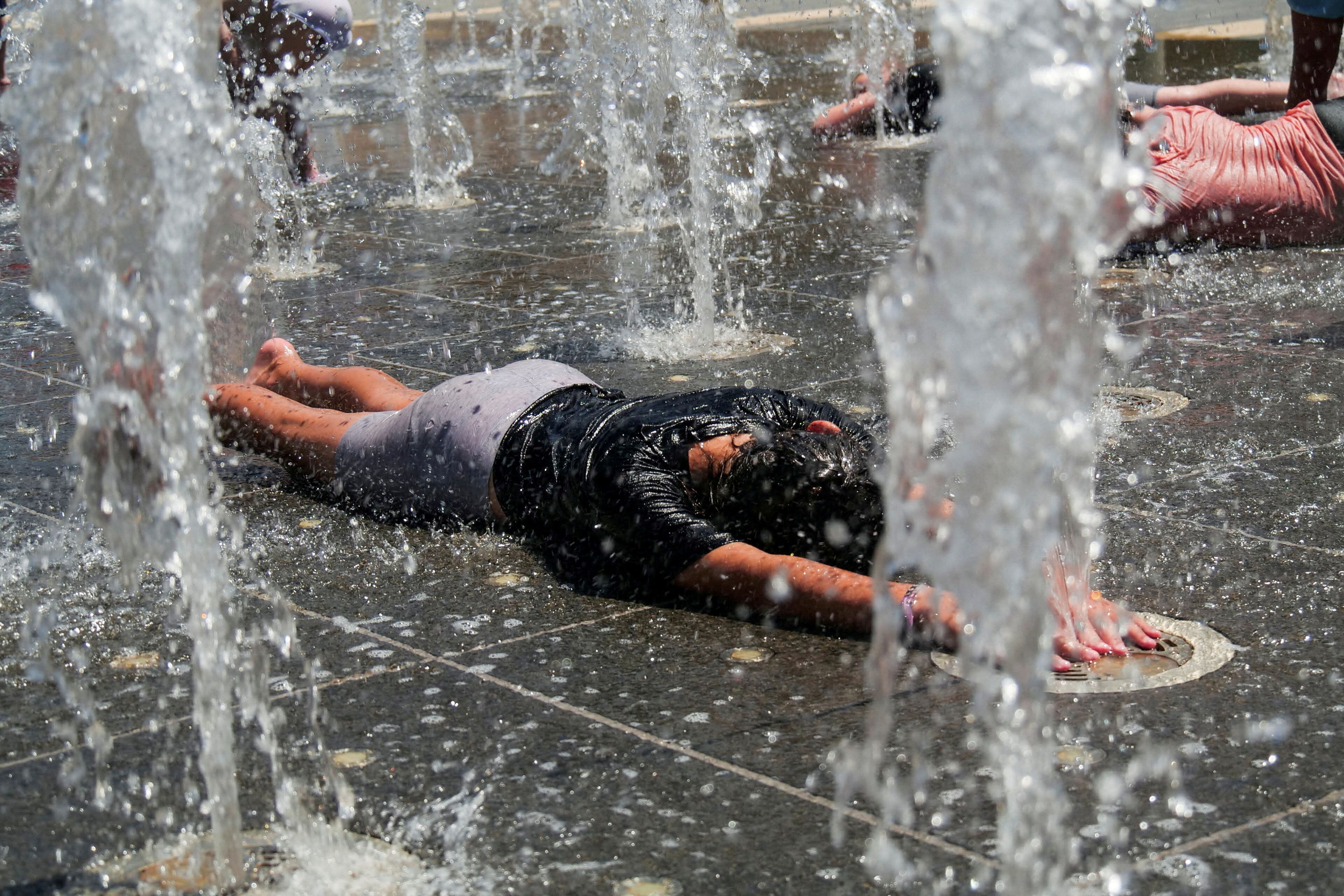 Questa nuova ondata di caldo porterà con sé anche notti tropicali, con minime superiori ai 20 gradi, ed elevata umidità, che aumenterà la sensazione di caldo.  (REUTERS)