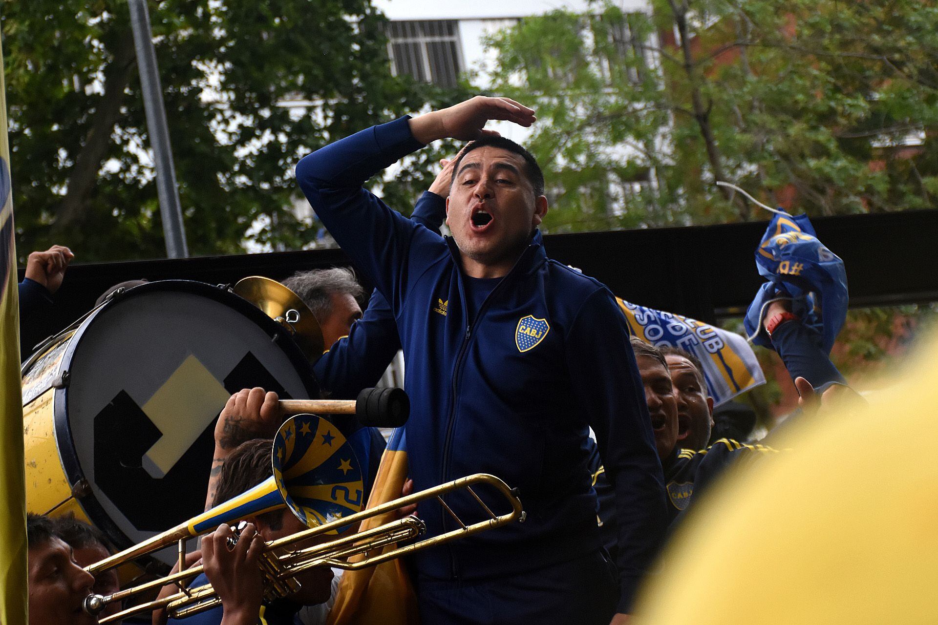 Banderazo apoyo Riquelme Boca - Riquelme con los hinchas