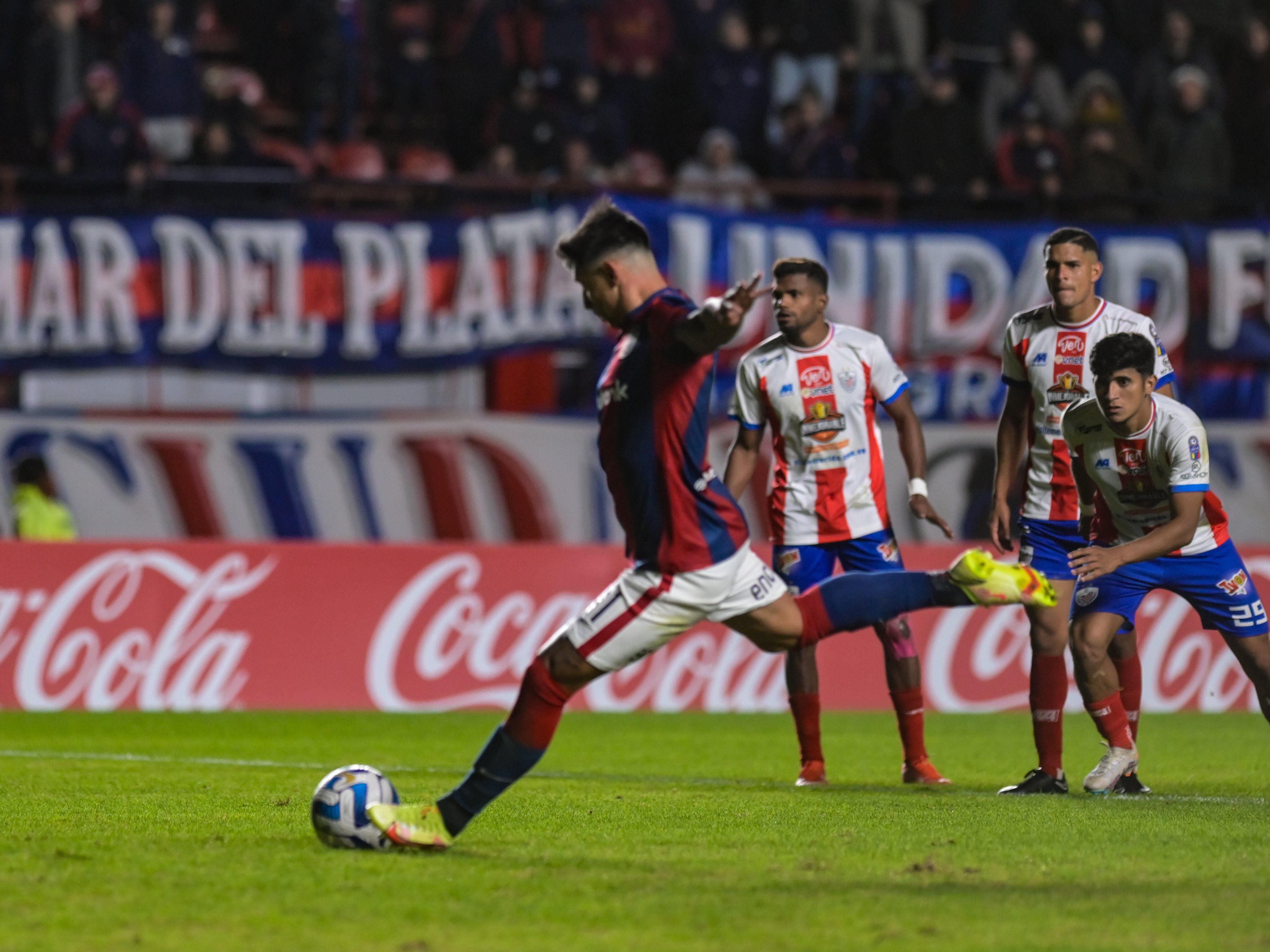 Insólita Discusión De Dos Jugadores De San Lorenzo Por Patear Un Penal