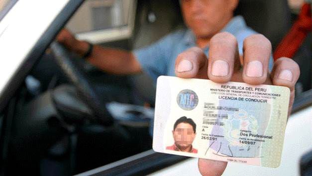 Mientras que en muchas partes del mundo se utiliza "licencia de conducir", en Perú prevalece el término "brevete". Un legado lingüístico que resiste el paso del tiempo.