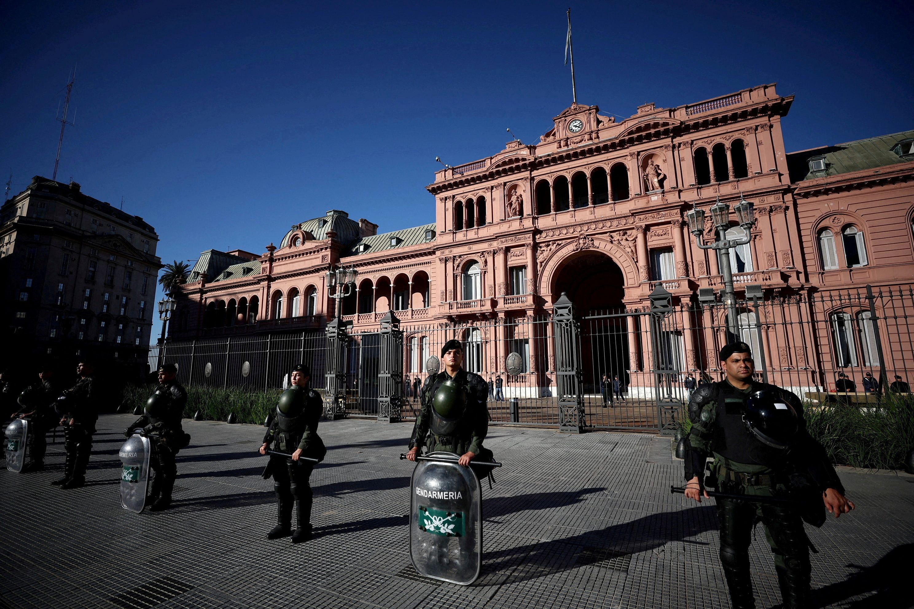 Gendarmes custodiando Casa Rosada (REUTERS/Agustin Marcarian)