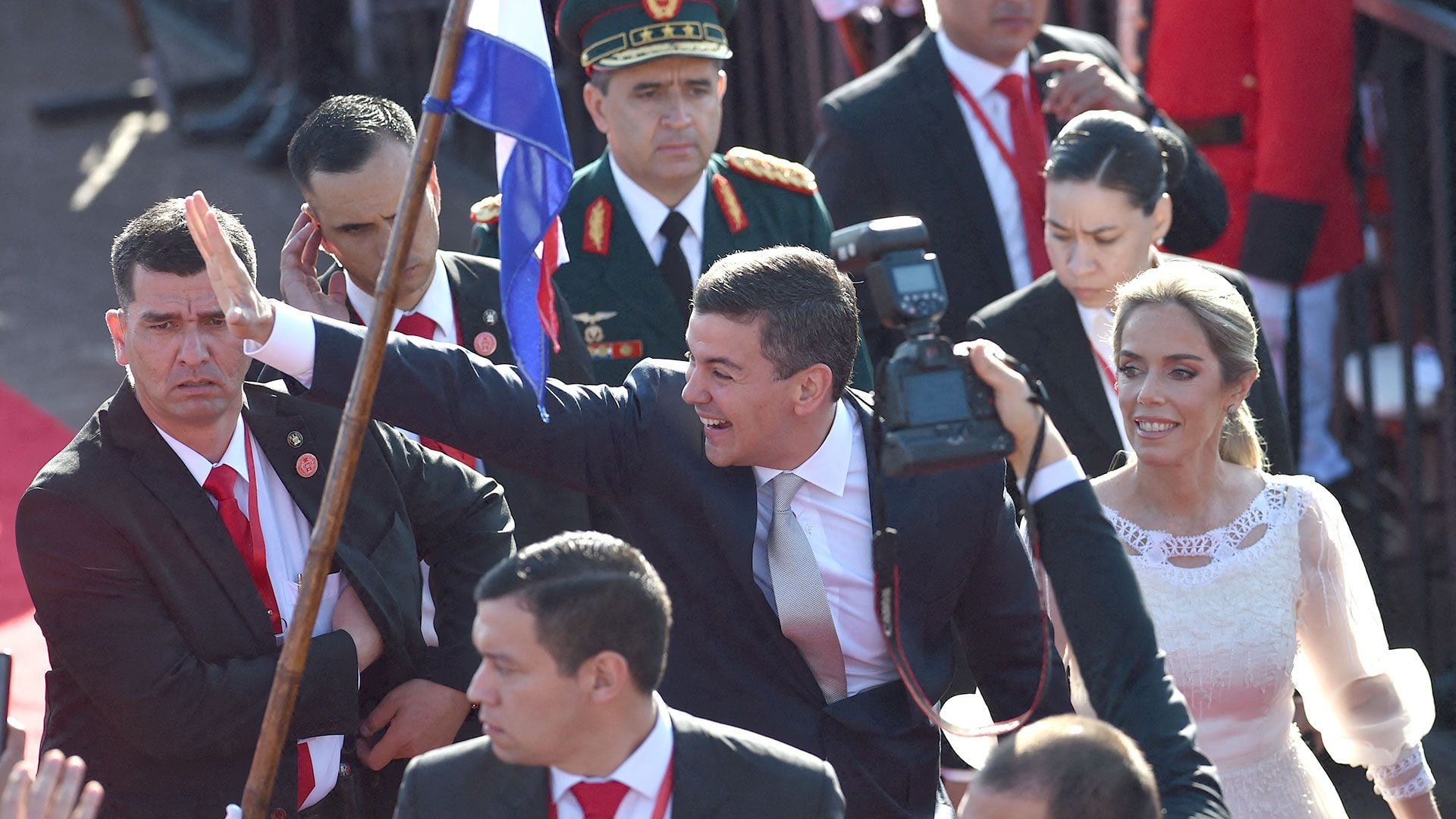 La llegada de Santiago Peña al acto de juramentación (Norberto DUARTE / AFP)
