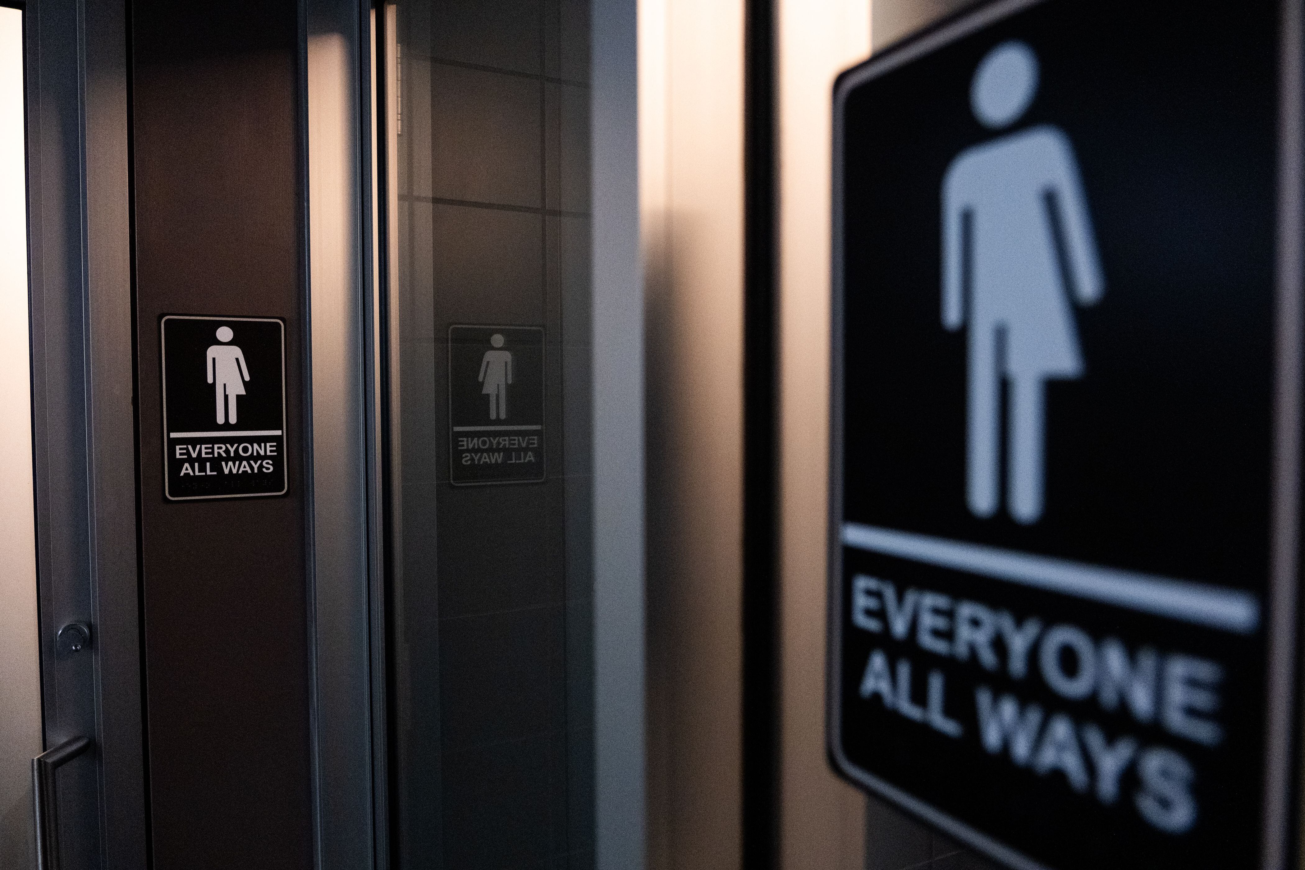 Nuevas leyes en EE.UU. incluyen restricciones para personas trans en baños y deportes escolares. (Cornell Watson/The Washington Post)