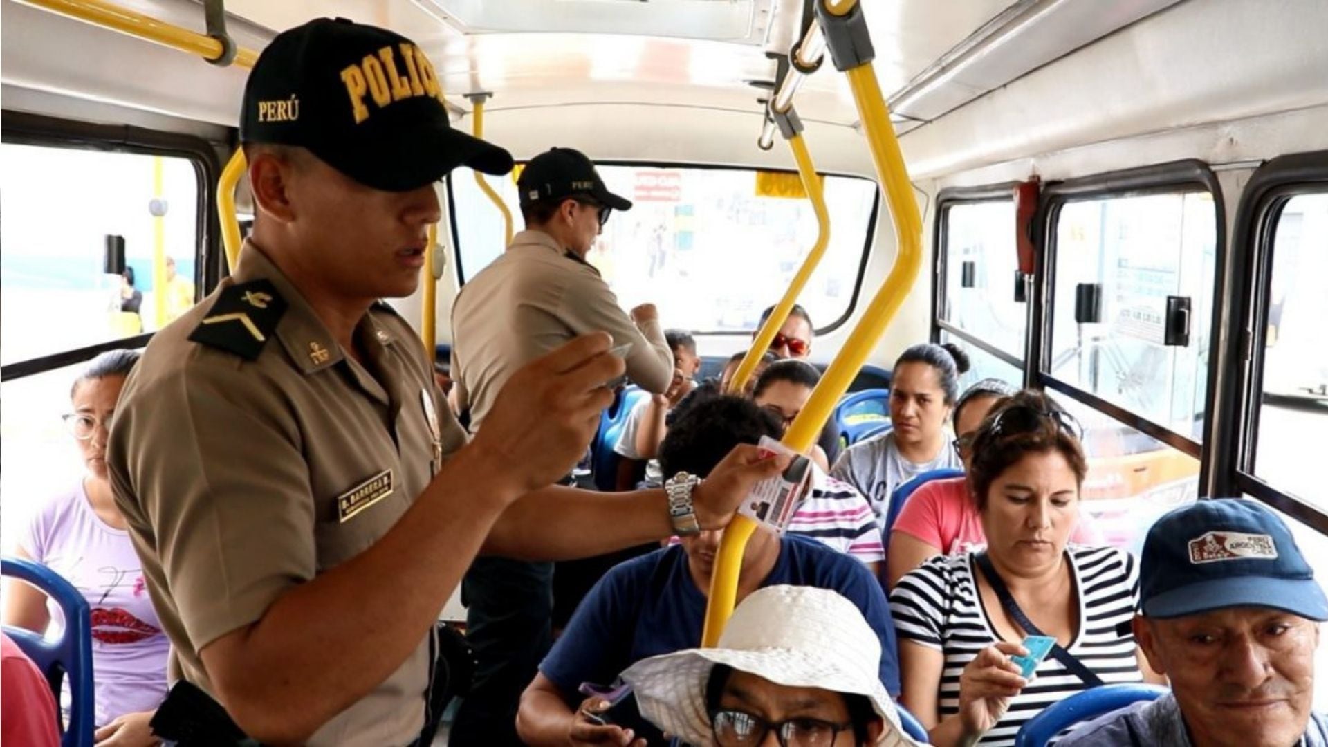 Dos efectivos de la Policía Nacional del Perú (PNP) hacen un control de identidad al interior de un bus de transporte público. (Municipalidad de San Miguel)