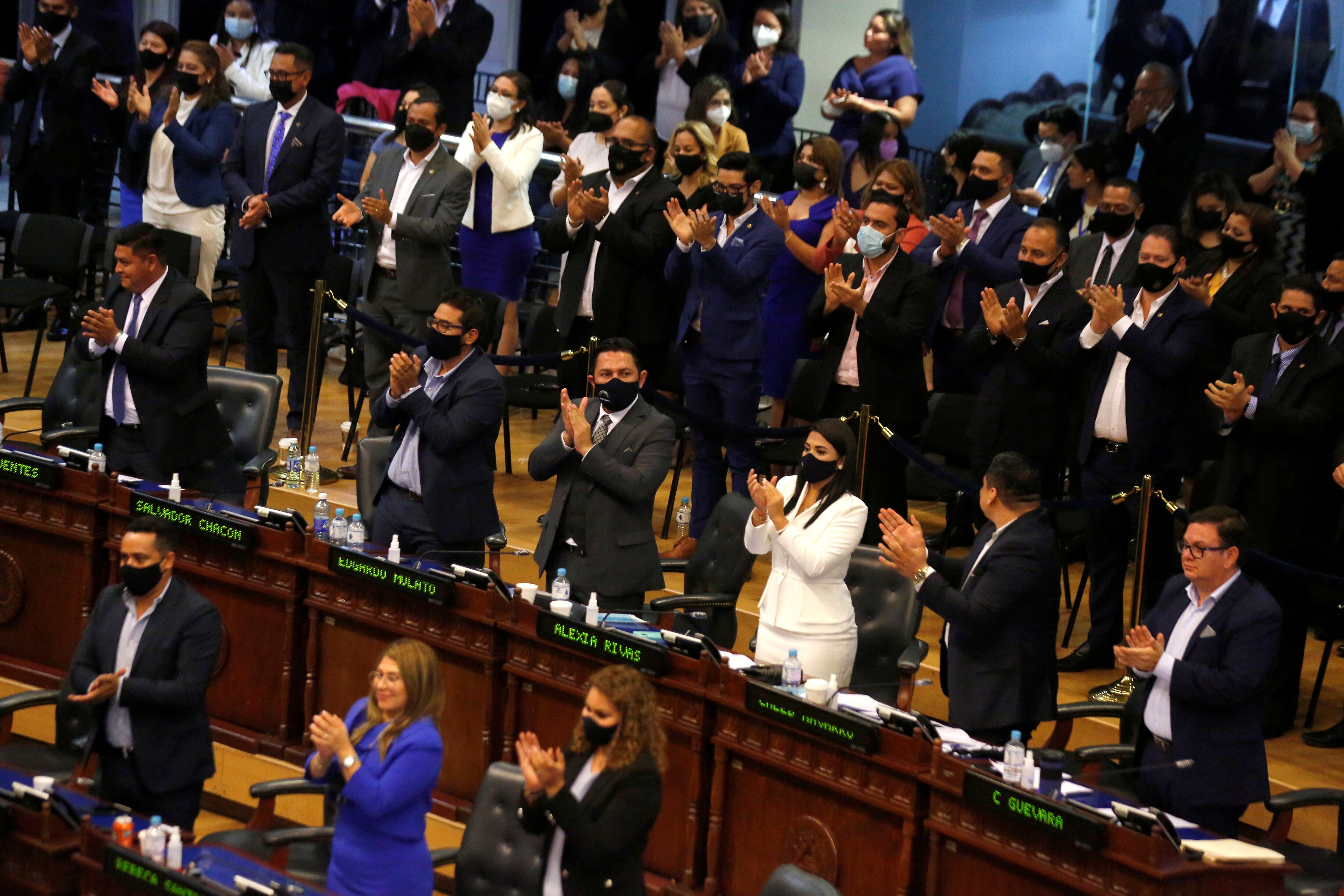 Diputados oficialistas destituyeron a magistrados de la Corte Suprema y al fiscal general.