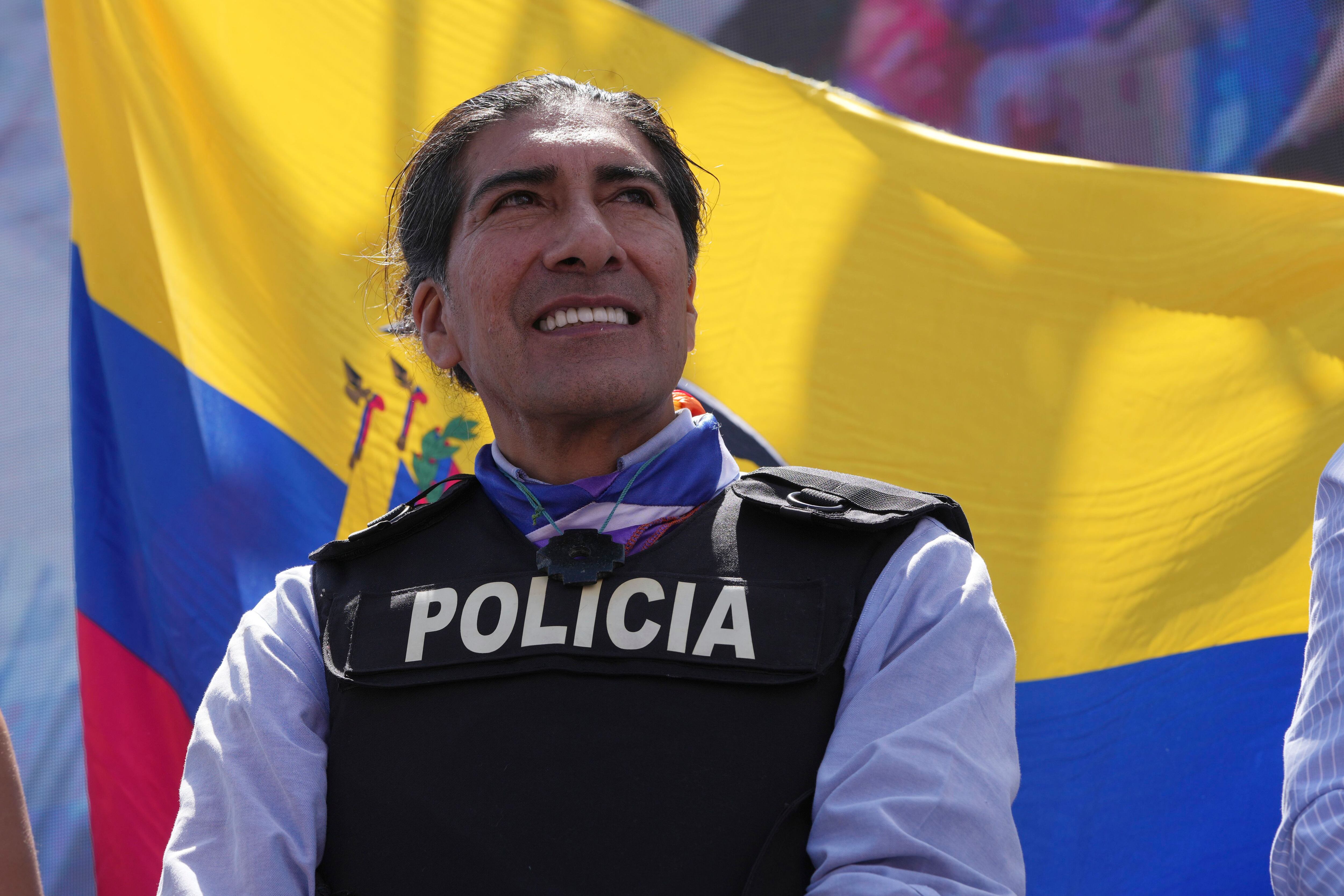 Como todos los aspirantes a la presidencia de Ecuador en este final de campaña, Yaku Pérez también utilizó un chaleco antibalas como medida de seguridad. (AP/Dolores Ochoa)