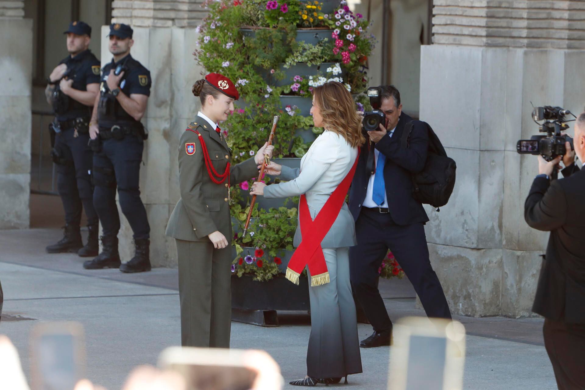 La princesa de Asturias recibe de manos de la alcaldesa de Zaragoza el bastón de mando tras ser distinguida como 'Hija Adoptiva' de la ciudad. (EFE/ Javier Belver)