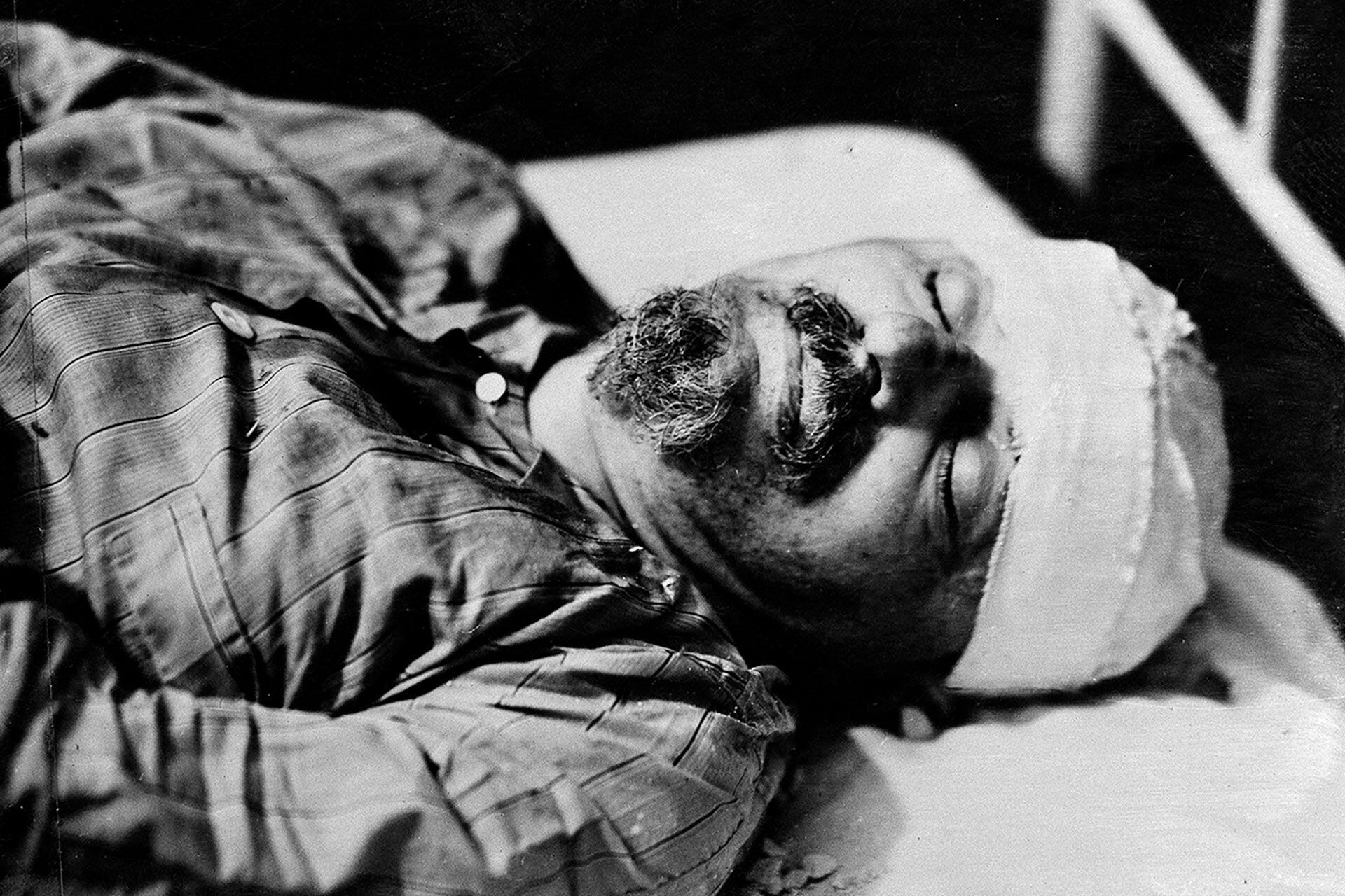 León Trotski después de fallecer a causa de las heridas infligidas por el agente del NKVD Ramón Mercader en la Ciudad de México. (AP).
