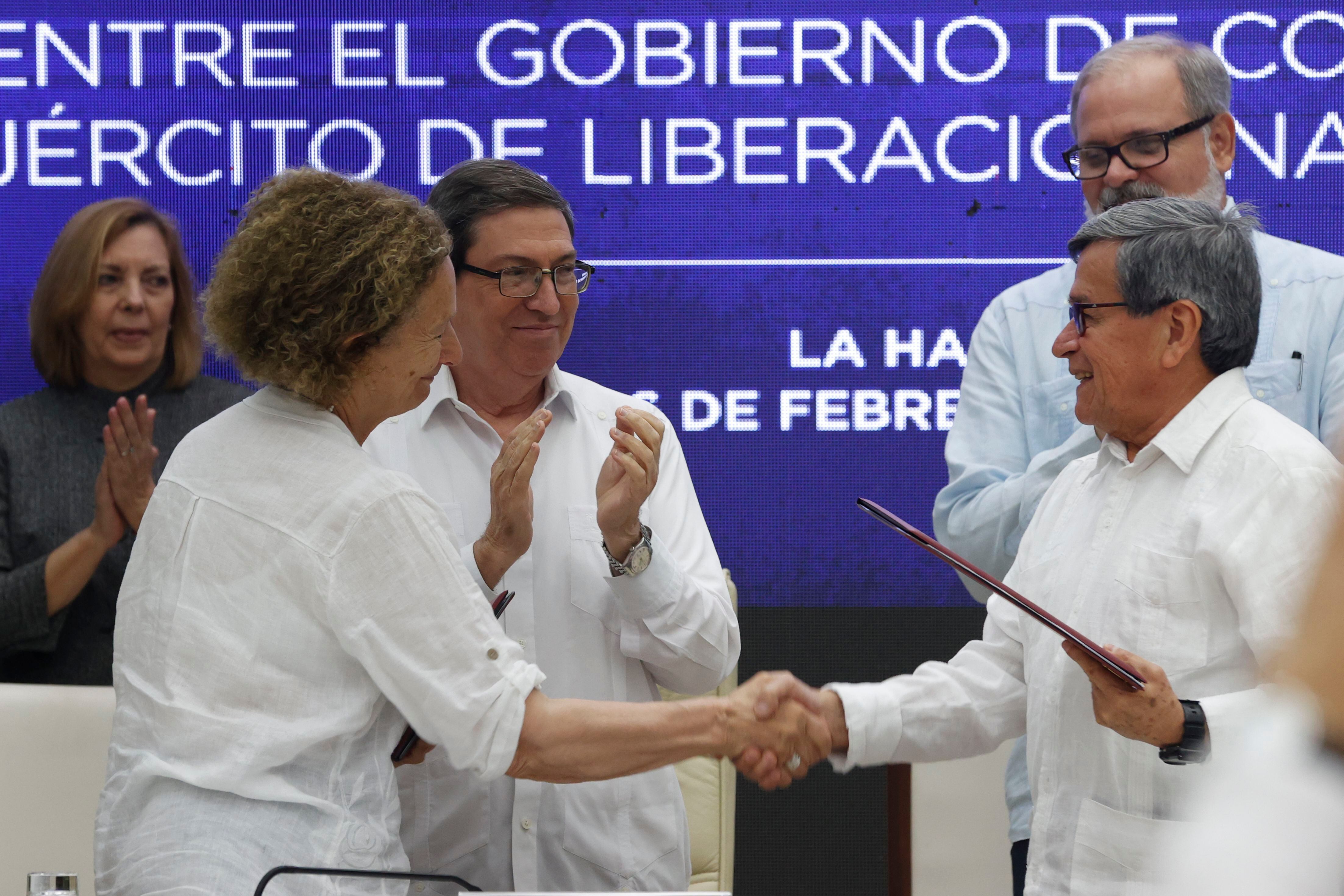 Pablo Beltrán (d), jefe negociador del Ejército de Liberación Nacional (ELN); Vera Grabe (i), jefa del equipo de negociación del Gobierno de Colombia, en una fotografía de archivo. EFE/ Ernesto Mastrascusa 