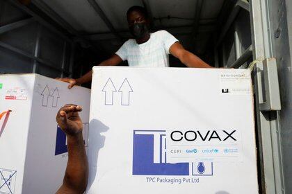 Hasta la fecha, COVAX ha administrado más de 40 millones de dosis en todo el mundo y, a pesar de la menor disponibilidad de suministro en los últimos meses, planea asegurar hasta 1.800 millones de dosis en 2021 (REUTERS)